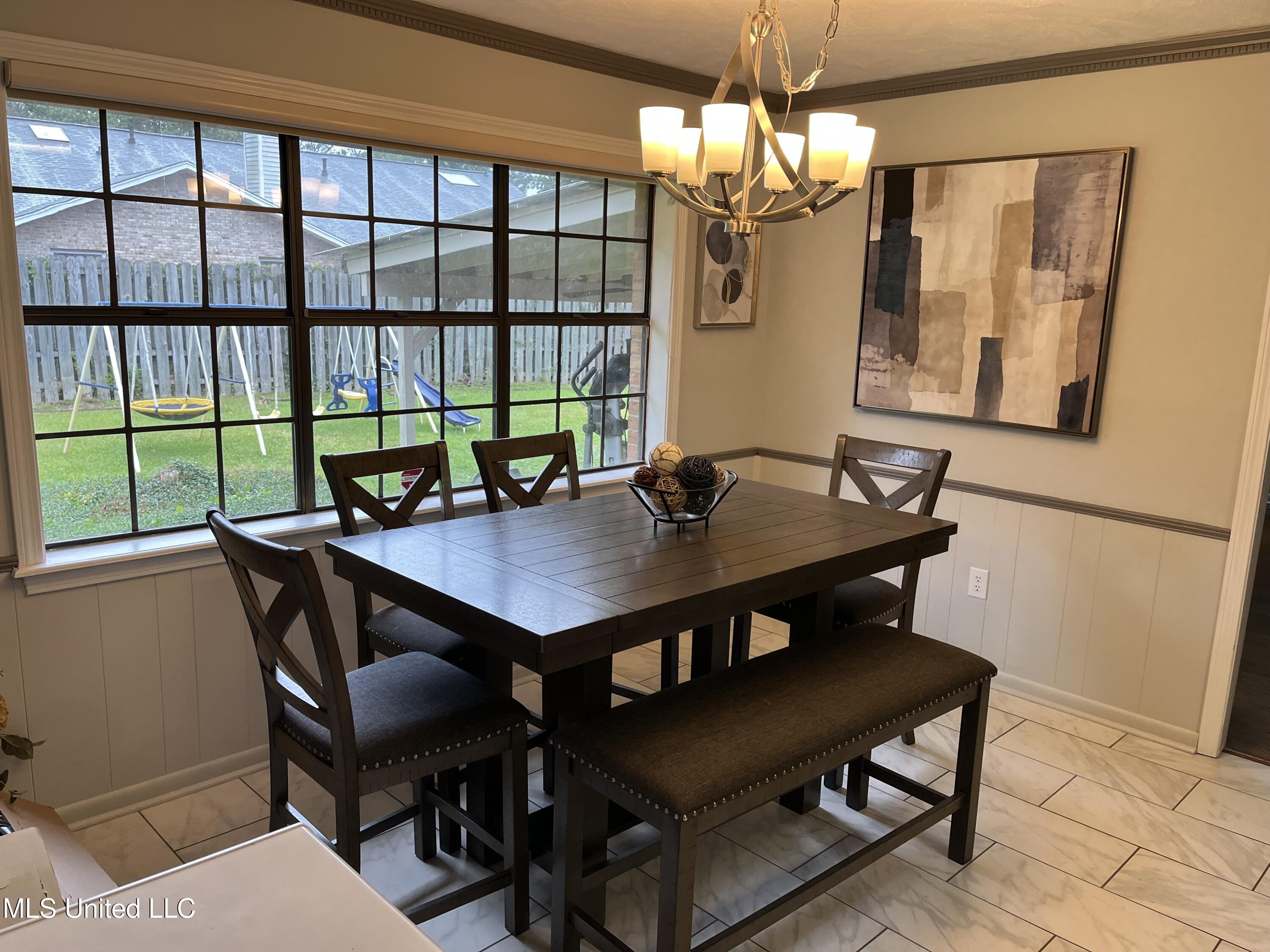 810 Colonial Circle Property Photo 6