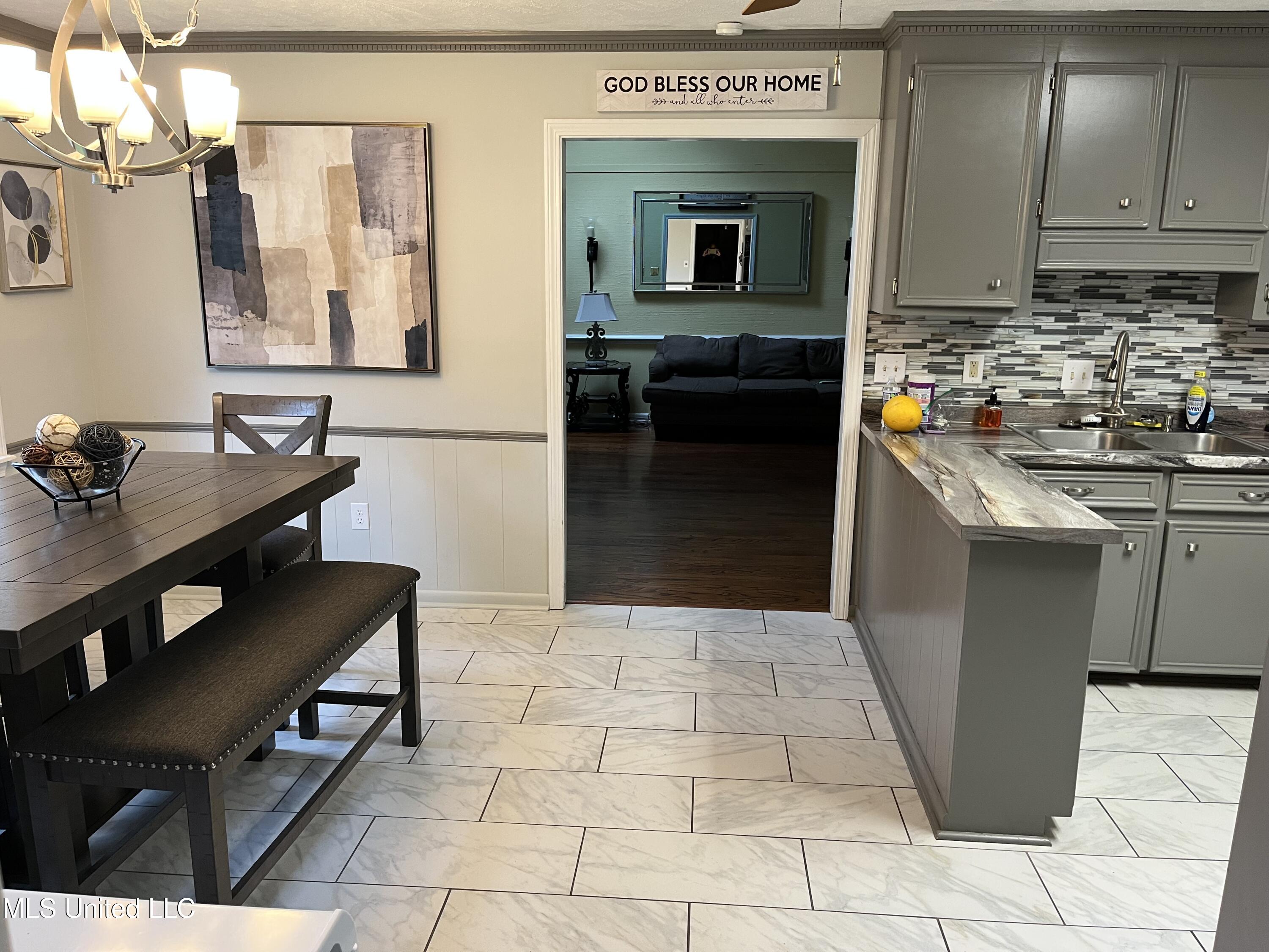 810 Colonial Circle Property Photo 7