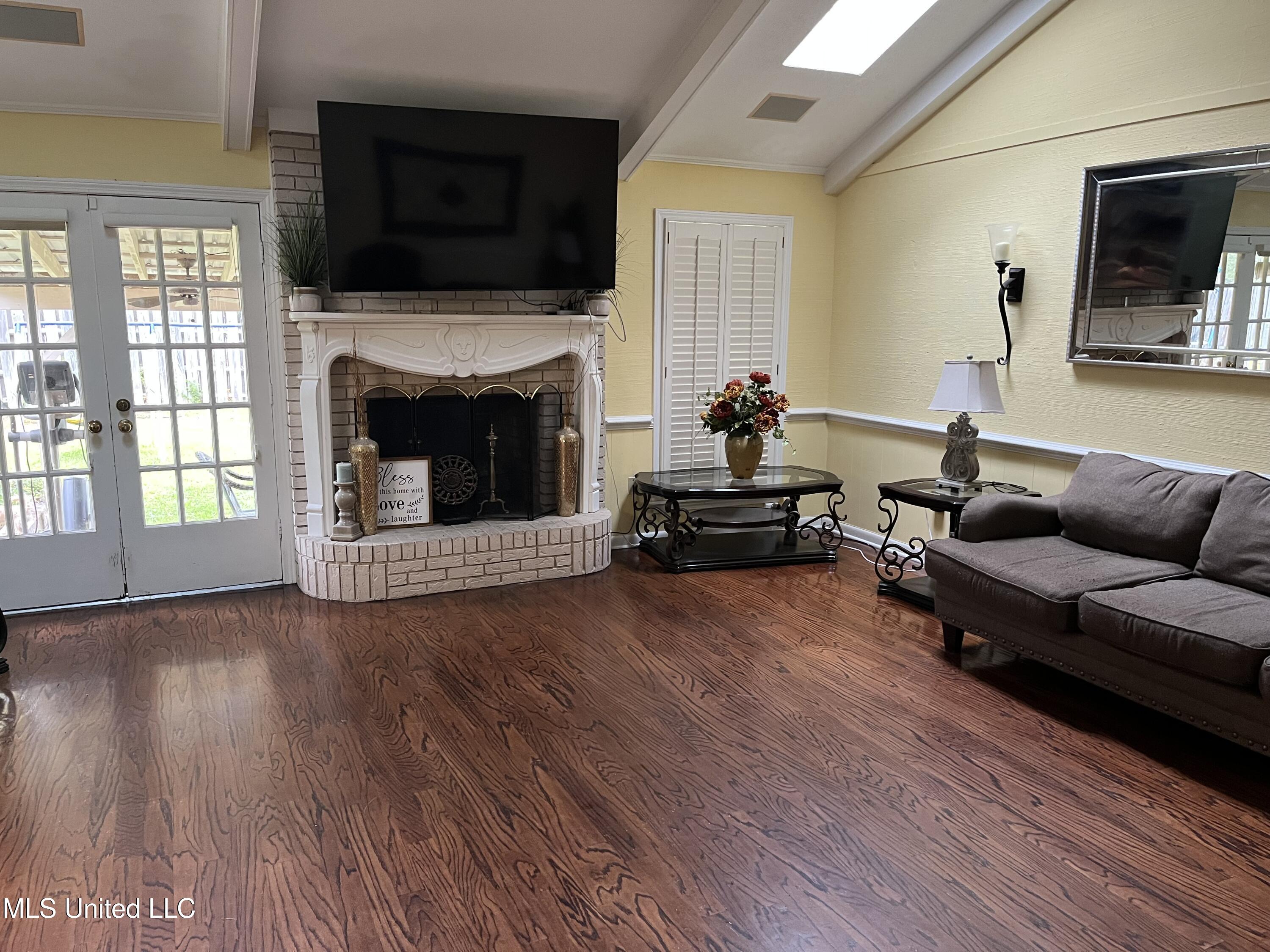 810 Colonial Circle Property Photo 8