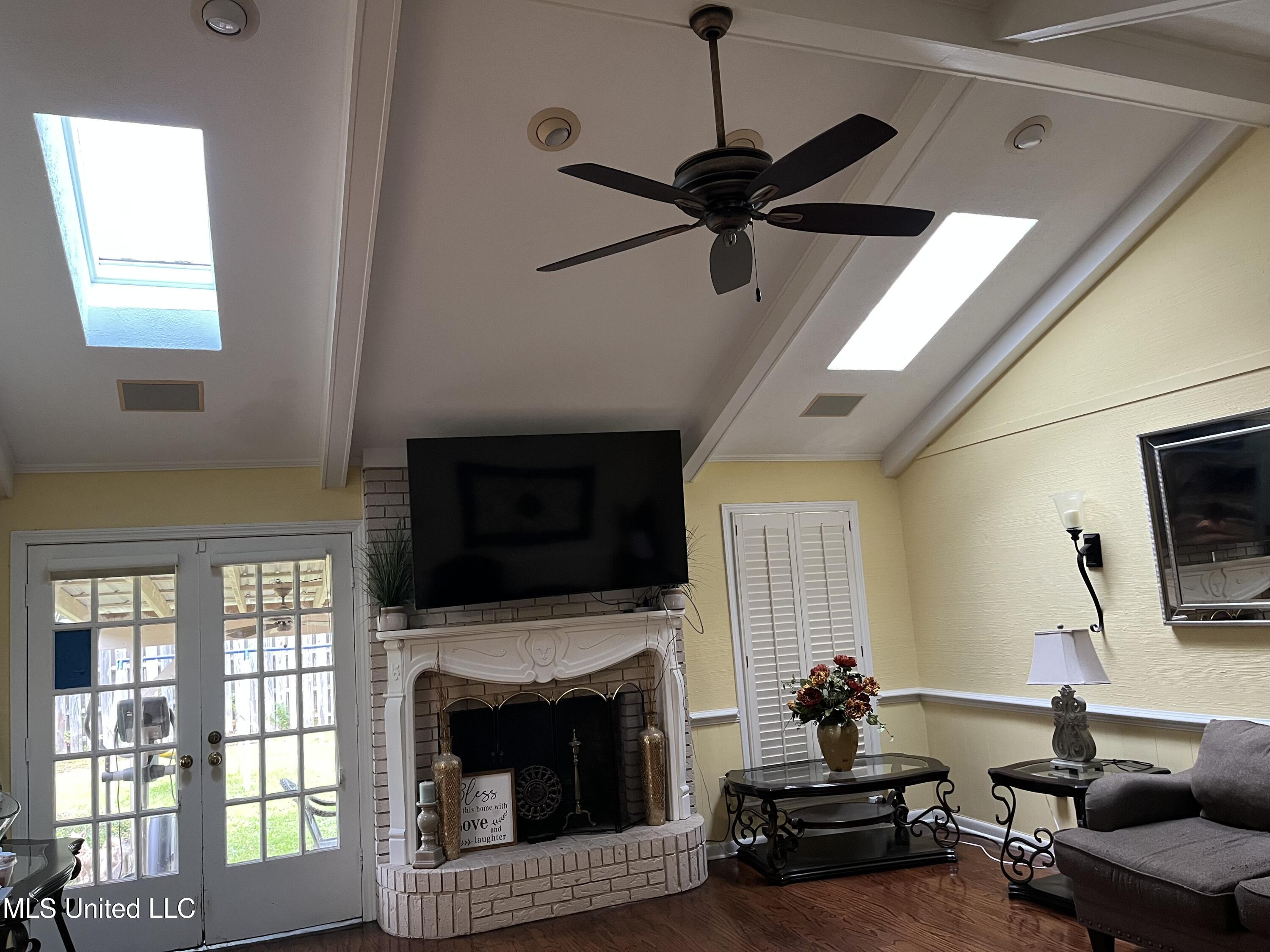 810 Colonial Circle Property Photo 9