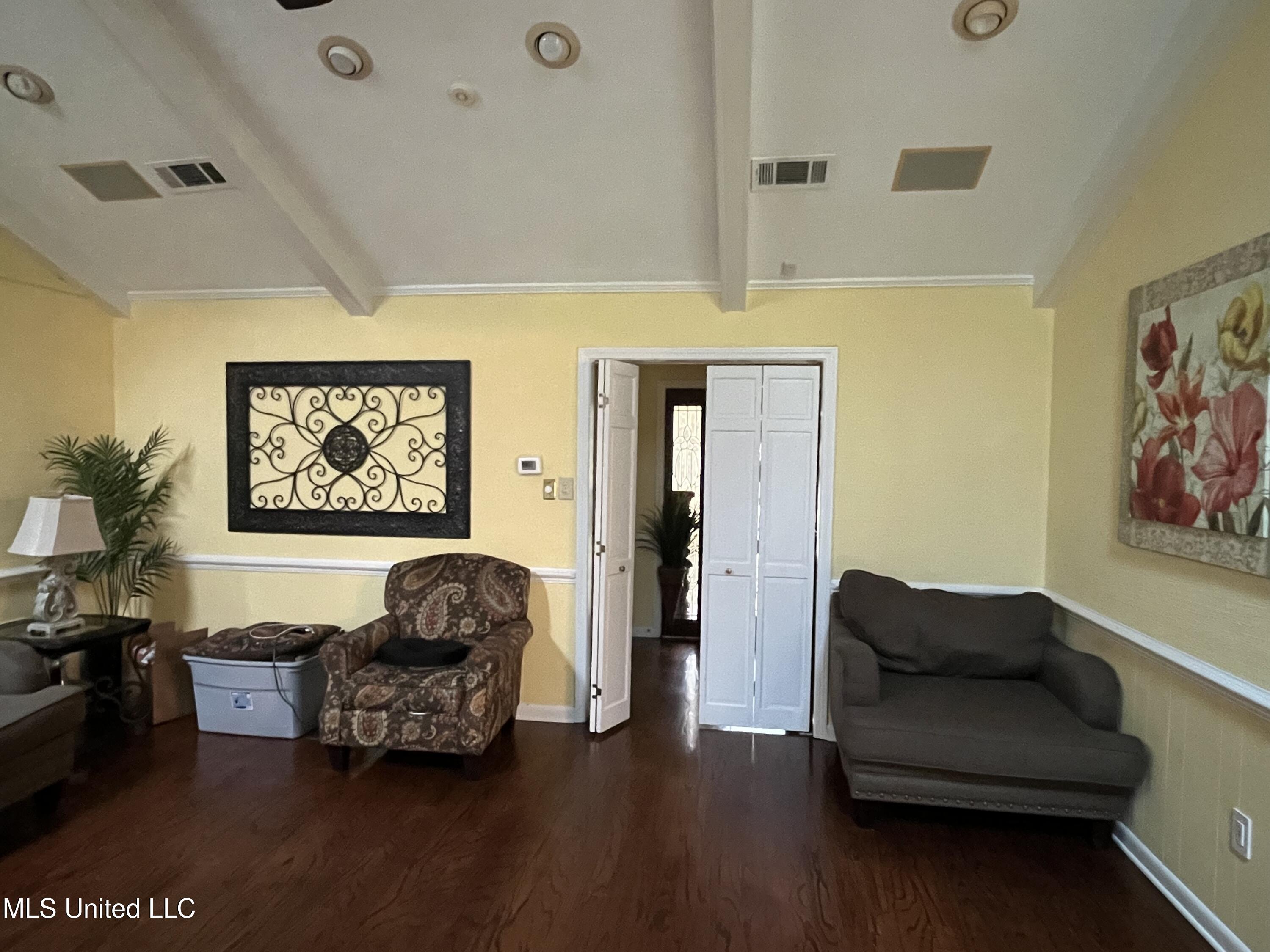 810 Colonial Circle Property Photo 12