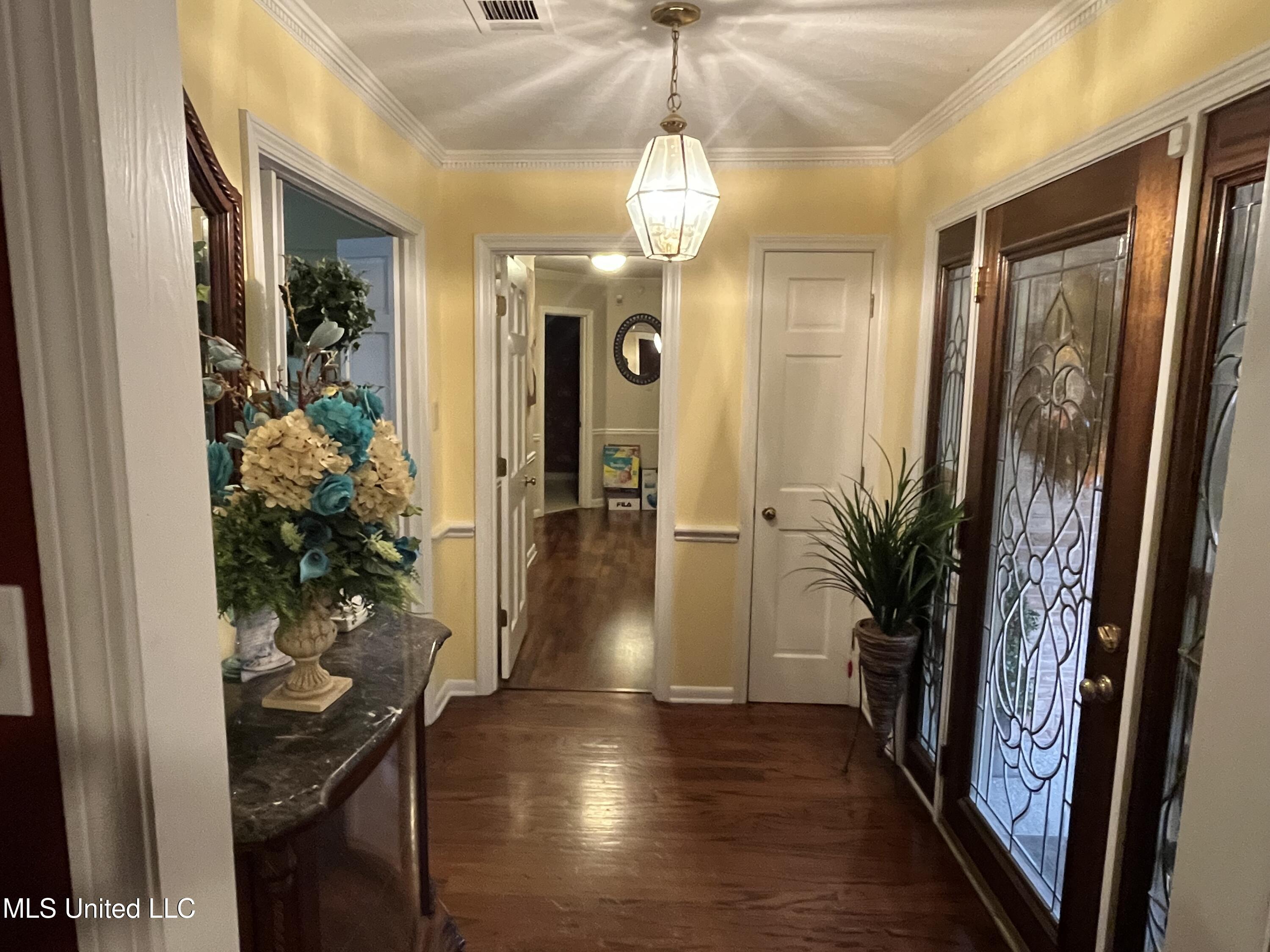 810 Colonial Circle Property Photo 17