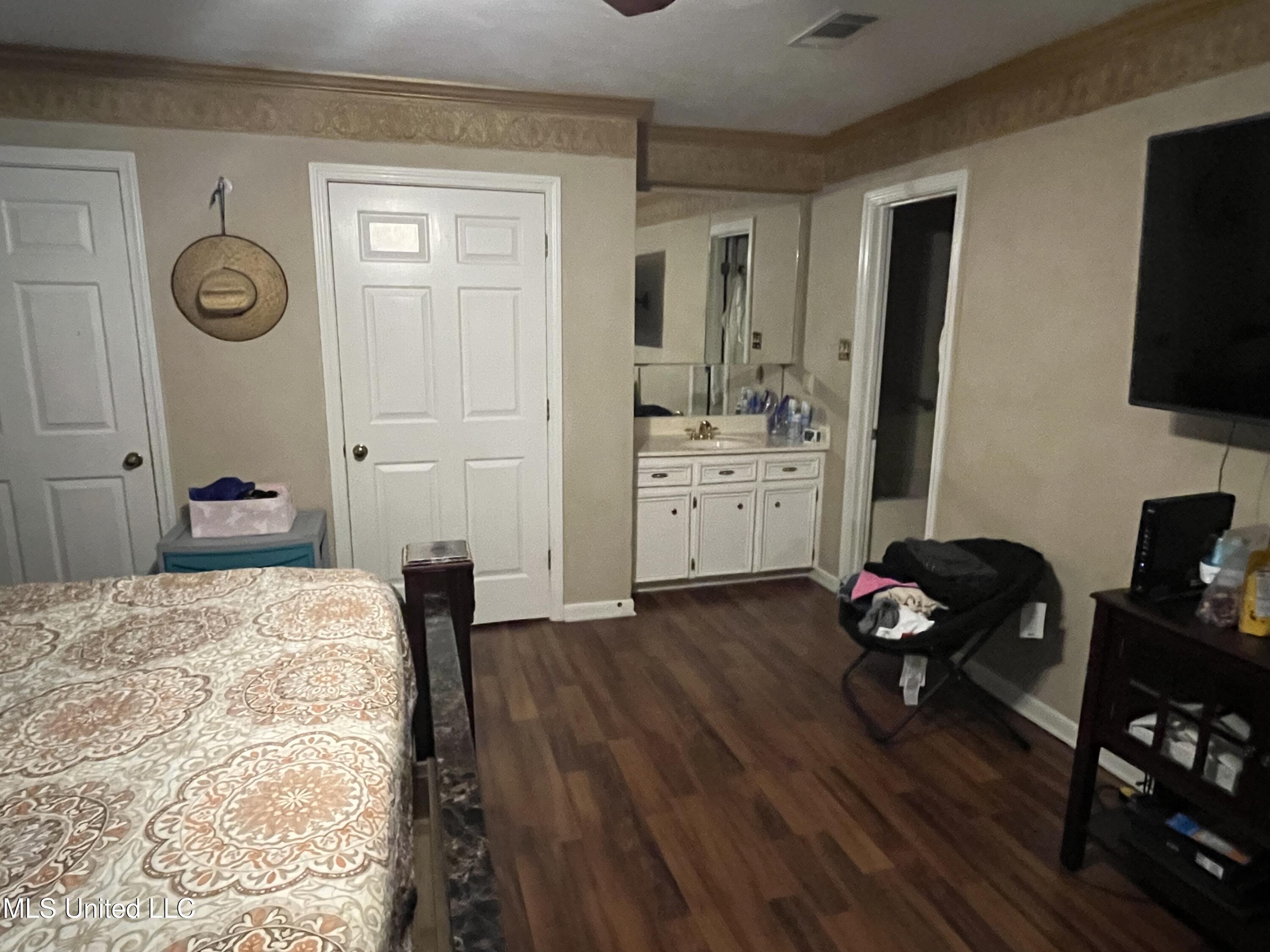 810 Colonial Circle Property Photo 24