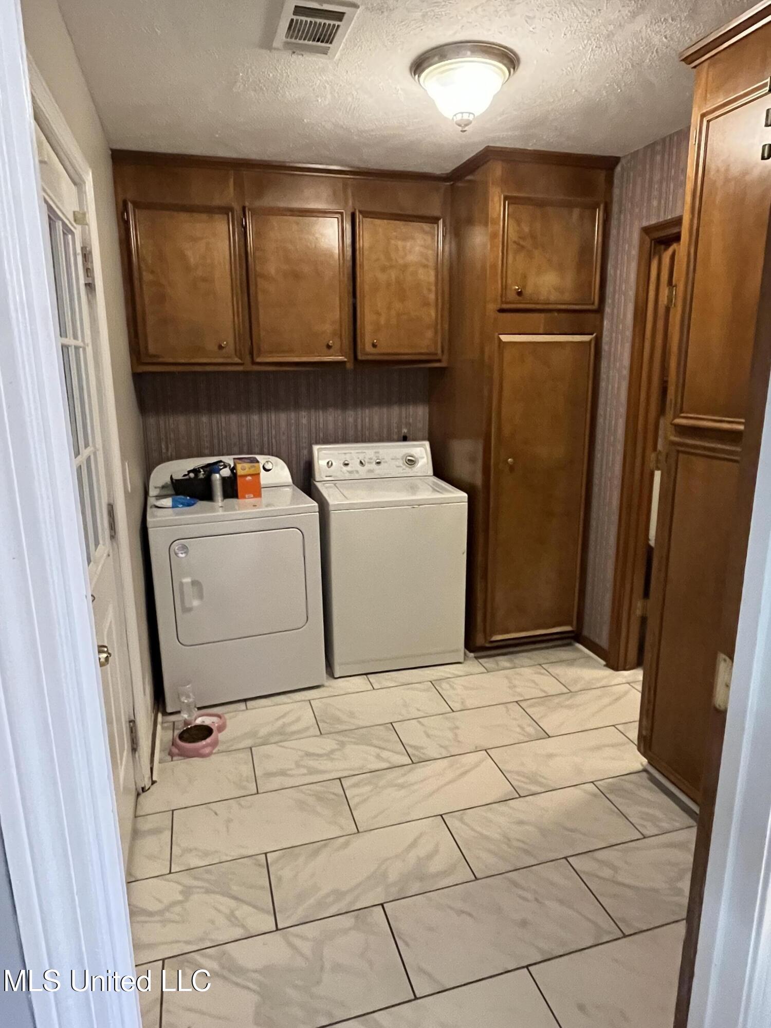 810 Colonial Circle Property Photo 28