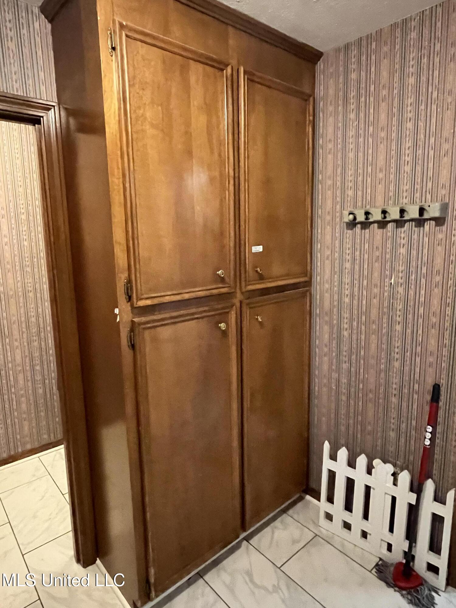 810 Colonial Circle Property Photo 29