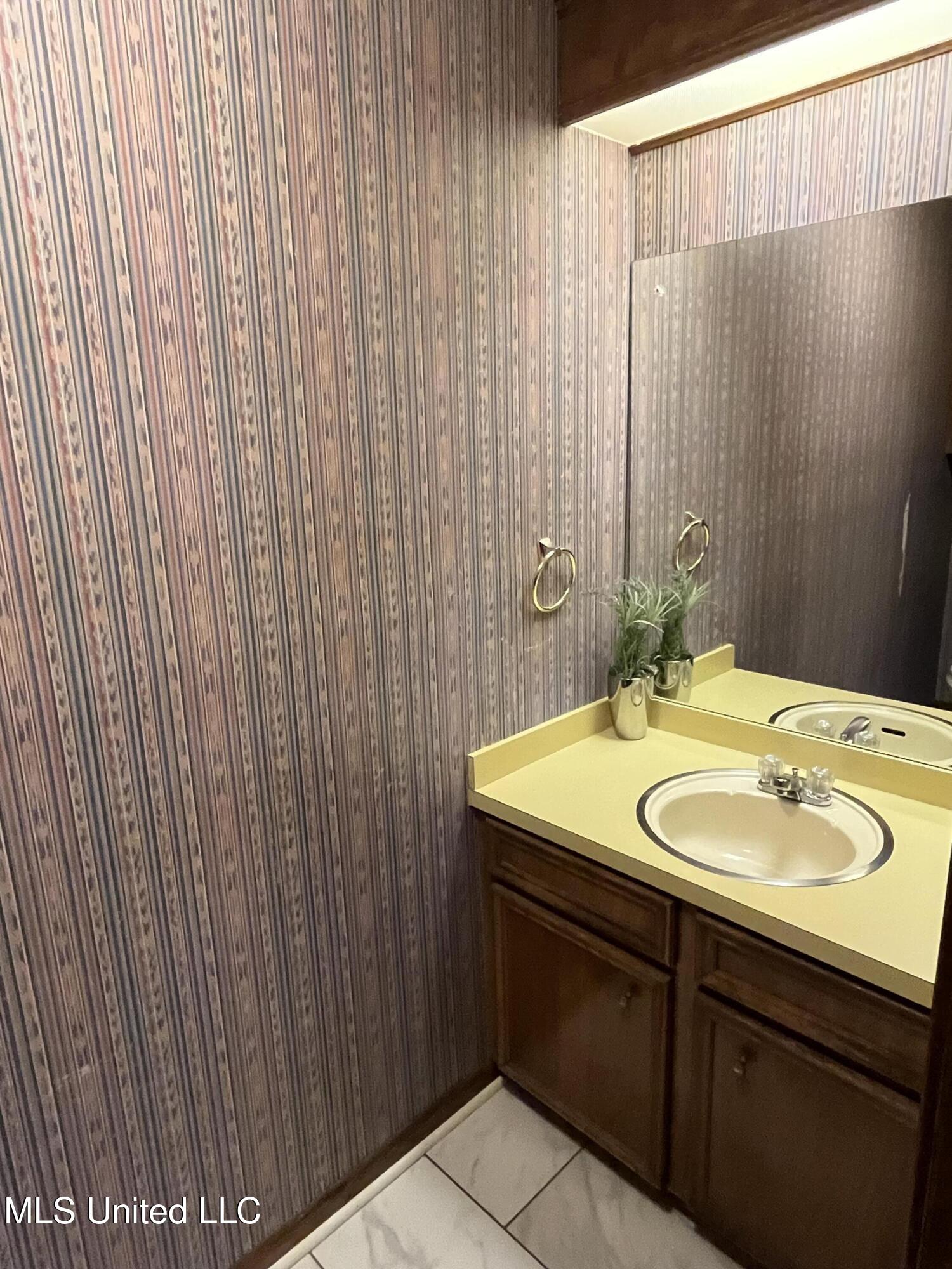 810 Colonial Circle Property Photo 30