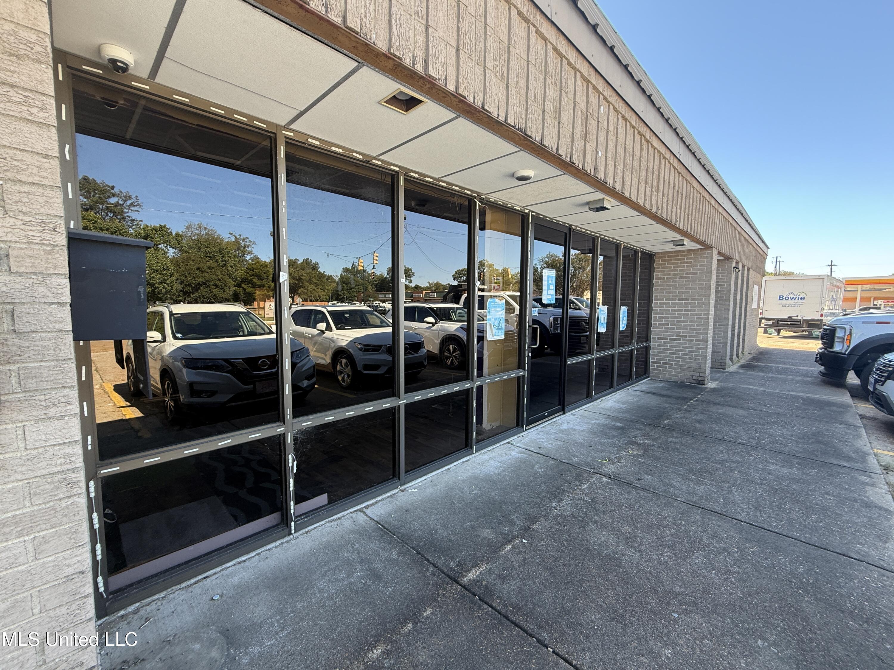 100 E Claiborne Avenue Property Photo 1