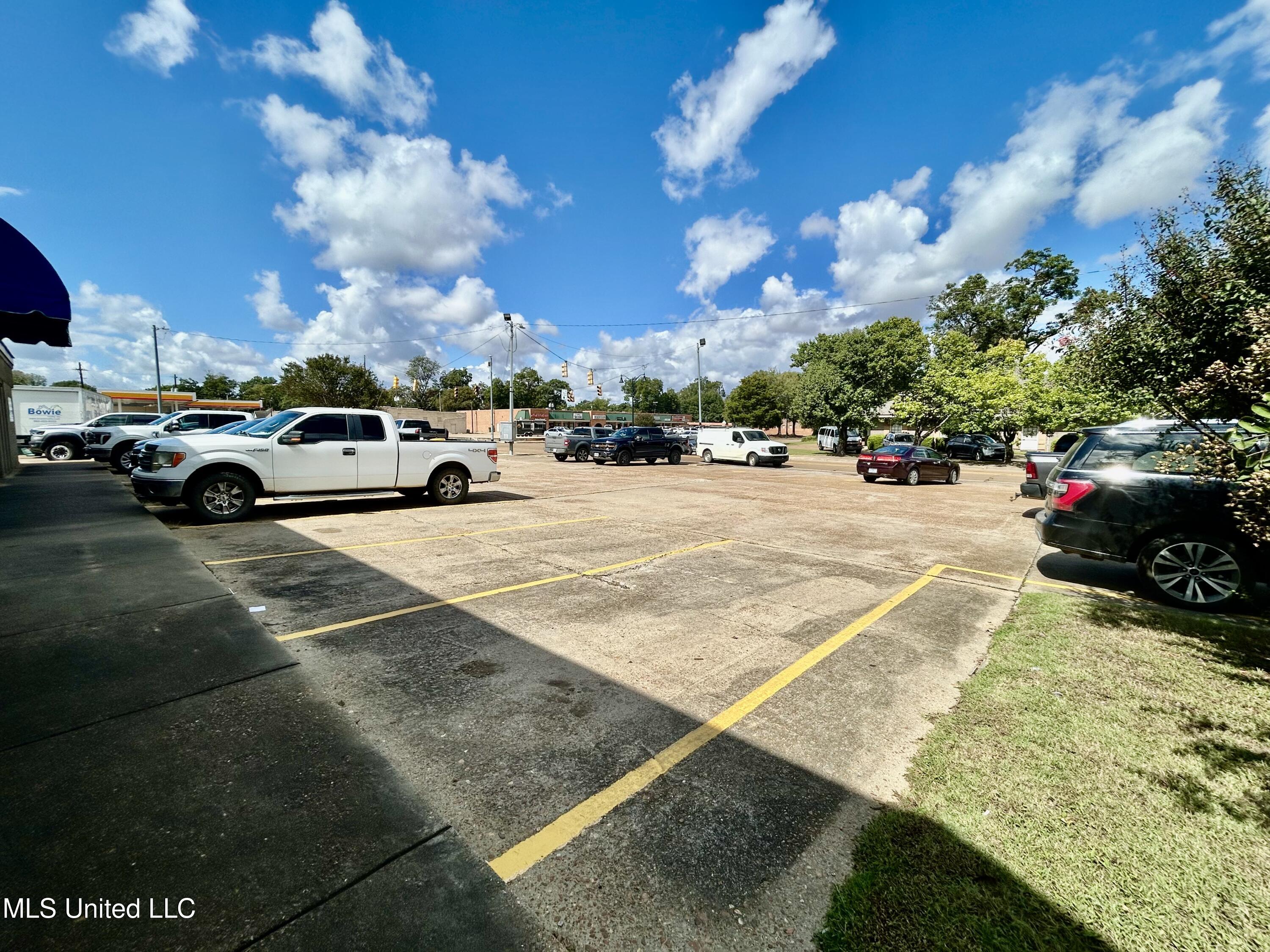 100 E Claiborne Avenue Property Photo 2