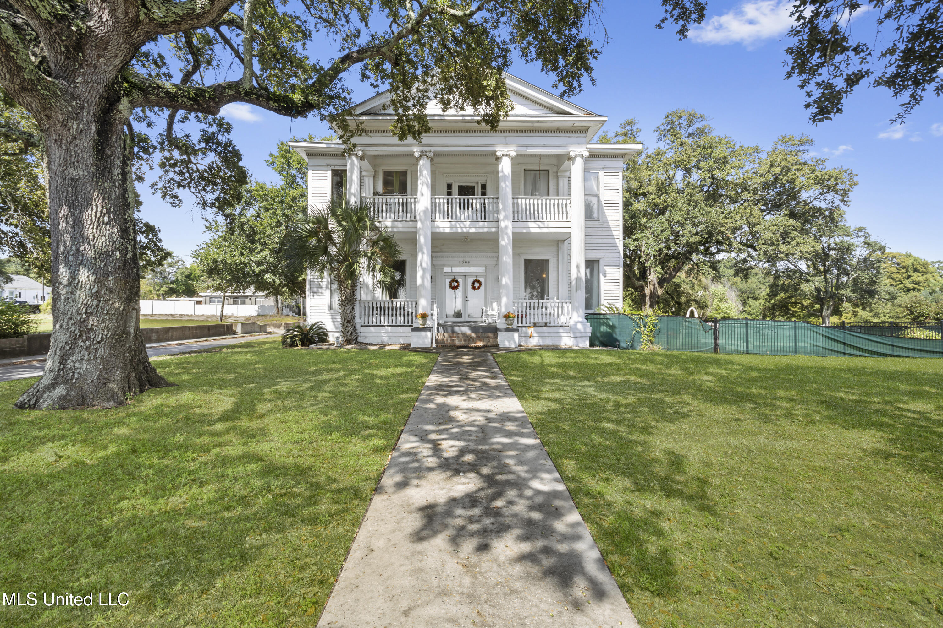 1096 Beach Boulevard Property Photo 1