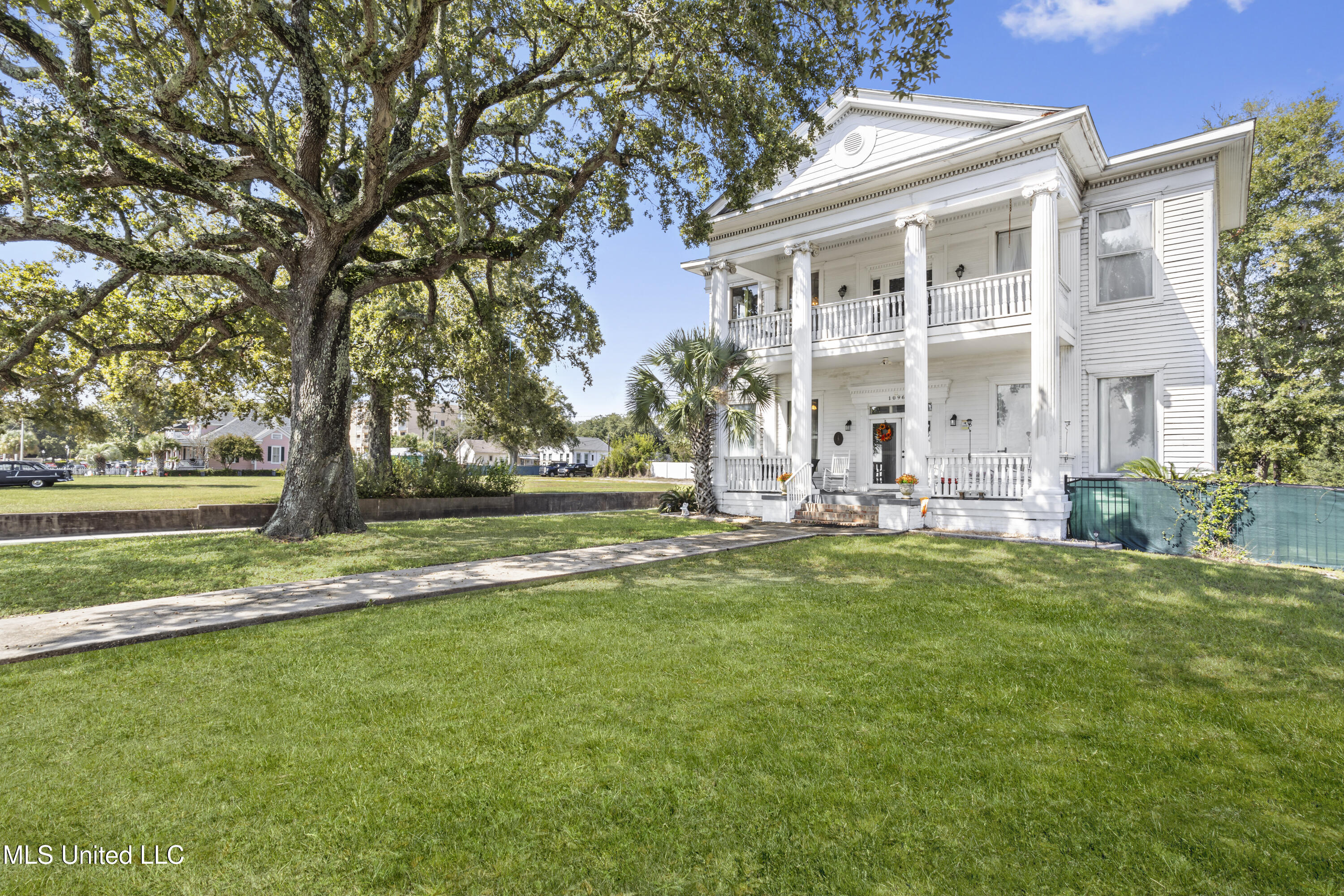 1096 Beach Boulevard Property Photo 3