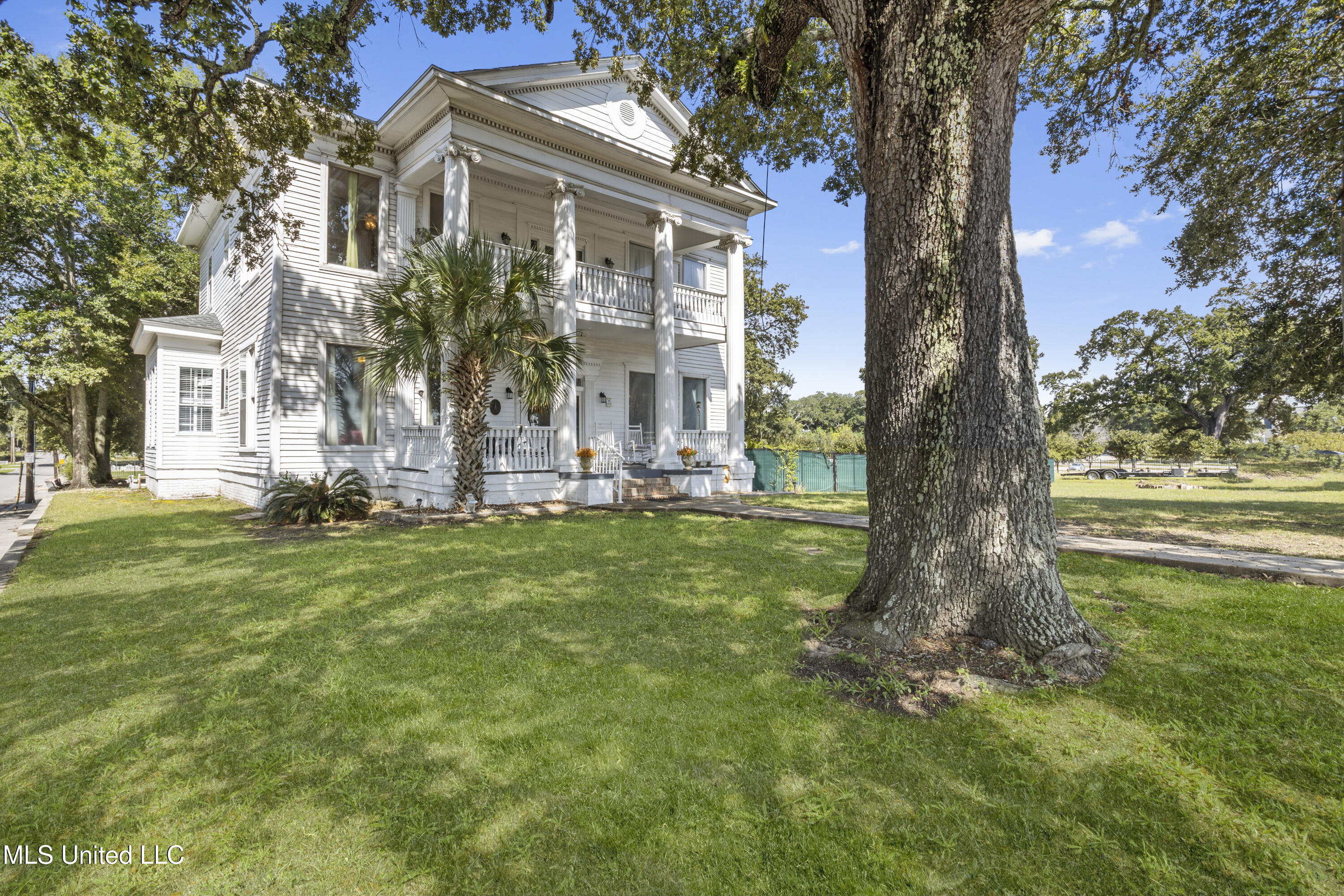 1096 Beach Boulevard Property Photo 4