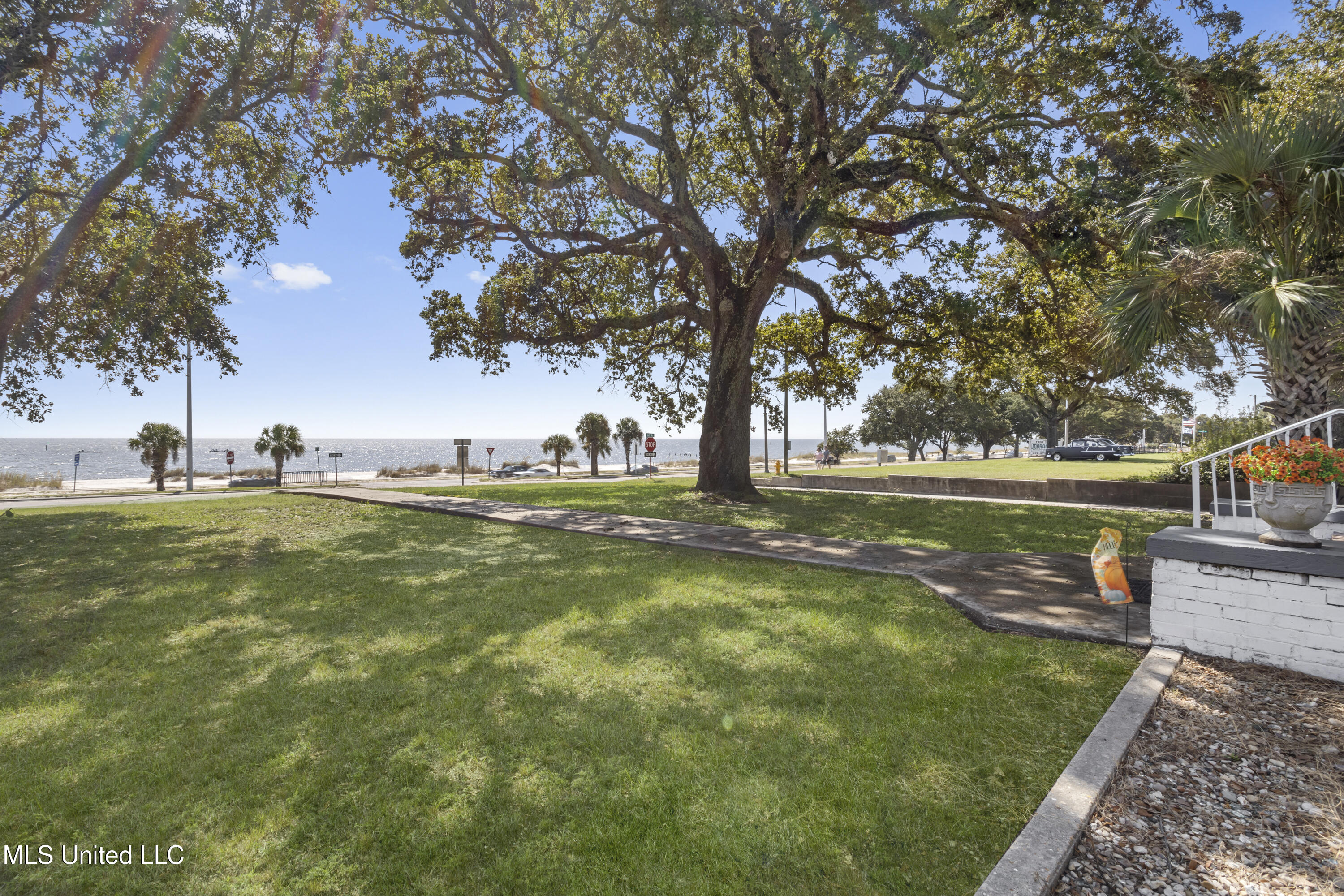 1096 Beach Boulevard Property Photo 6