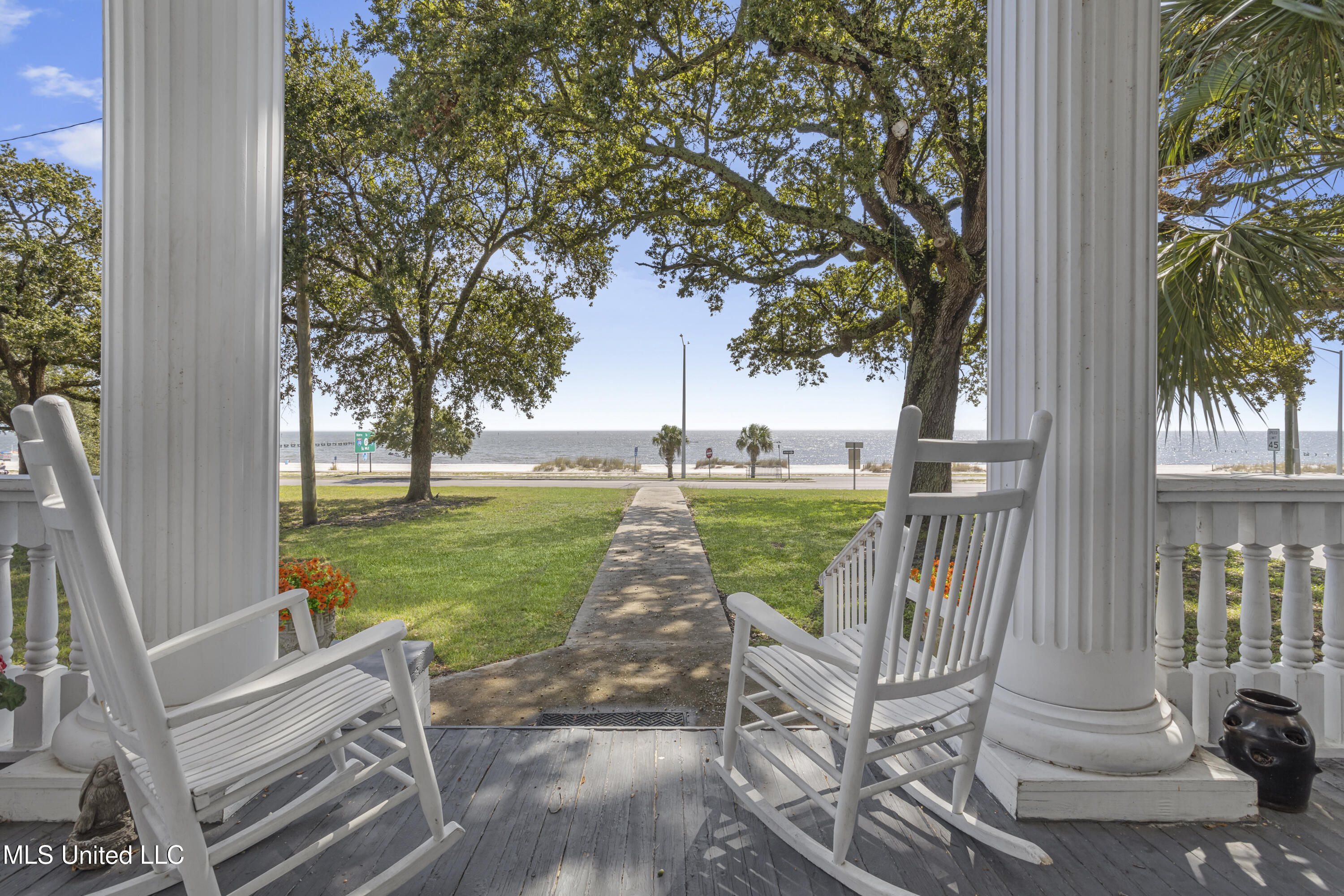 1096 Beach Boulevard Property Photo 7