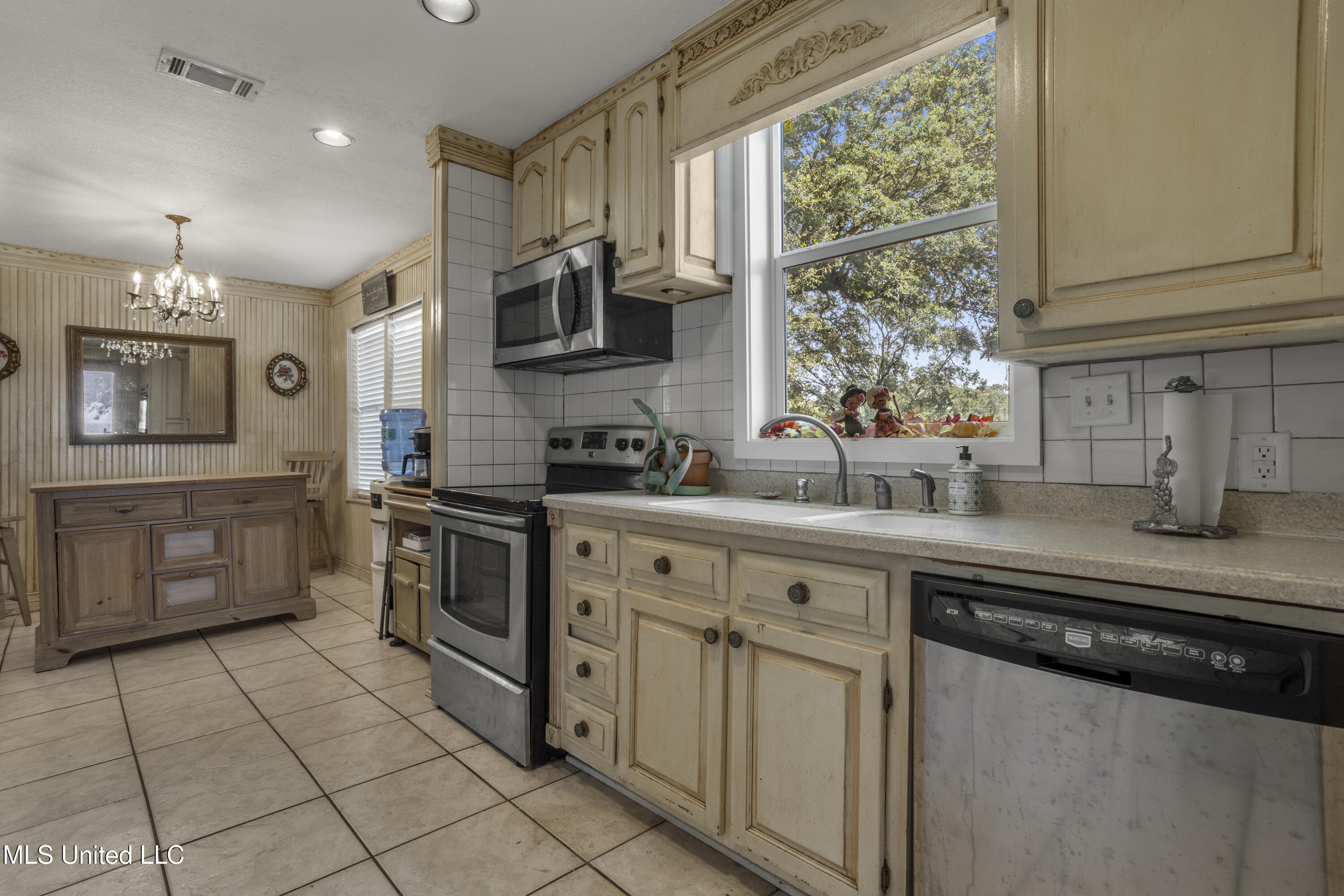 1096 Beach Boulevard Property Photo 18
