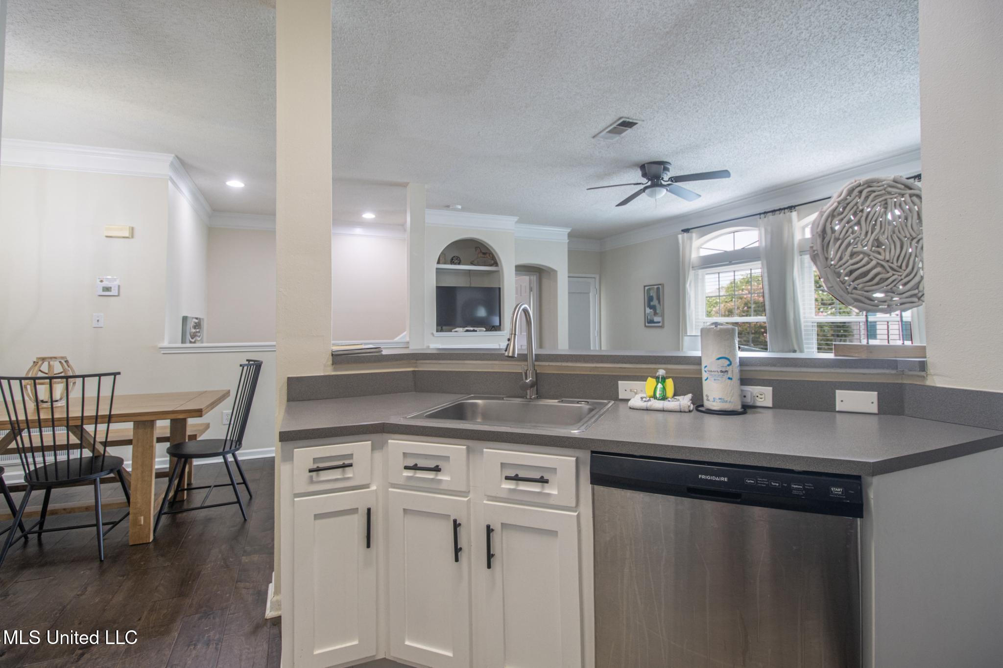 2252 Beach Drive Property Photo 10