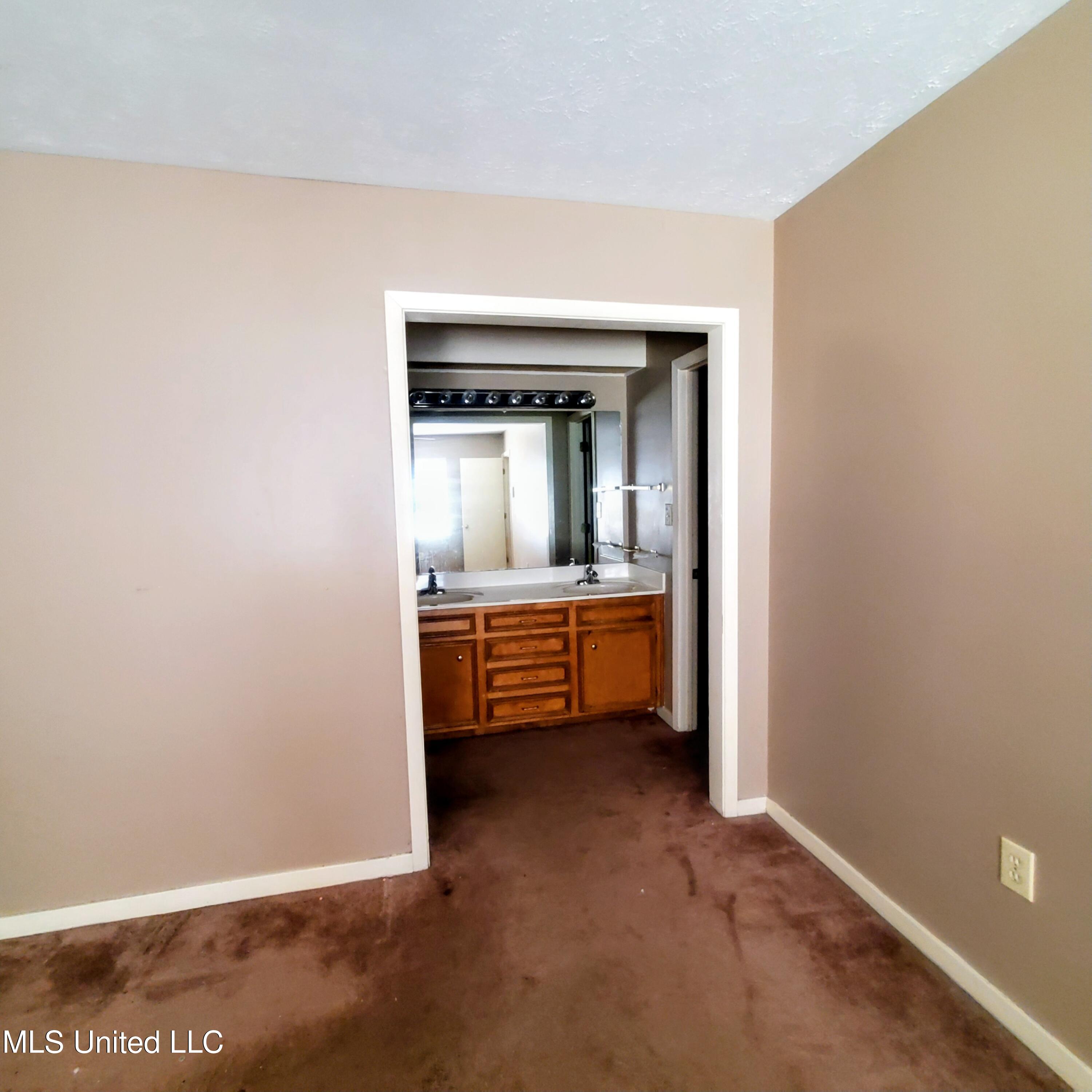 6173 Clarence Drive Property Photo 3