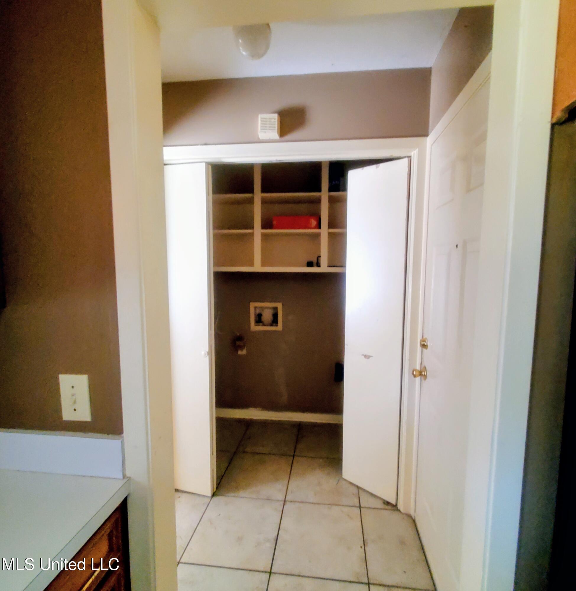 6173 Clarence Drive Property Photo 5