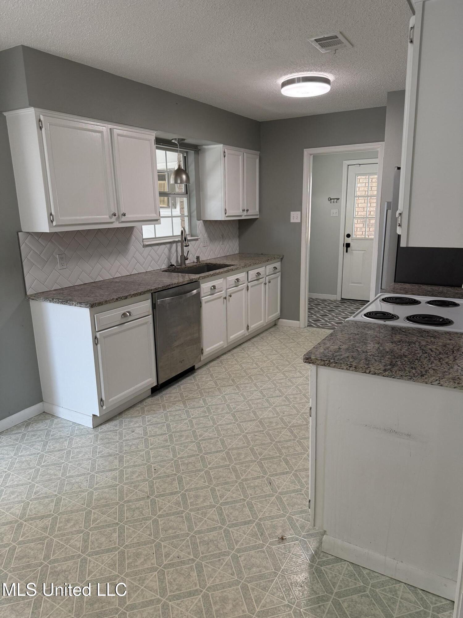 10735 Plummer Circle Property Photo 5