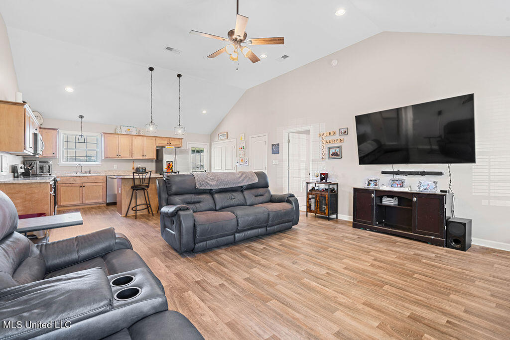 1418 Victoria Road Property Photo 7