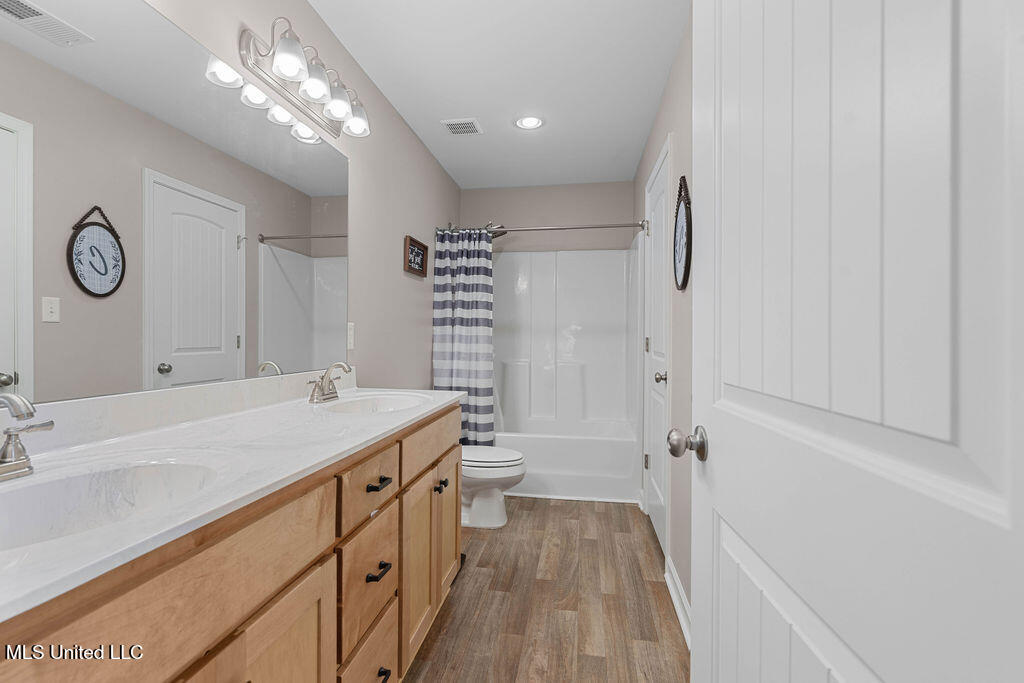 1418 Victoria Road Property Photo 14