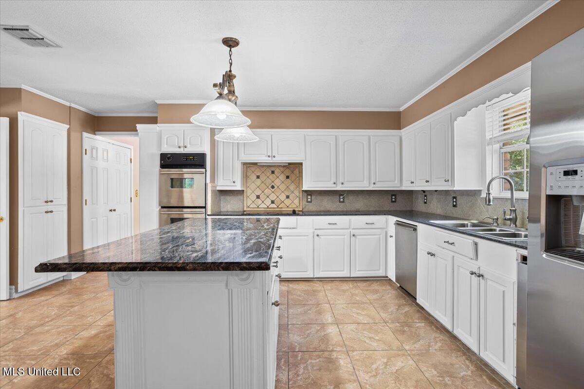 1001 Pinehurst Place Property Photo 4