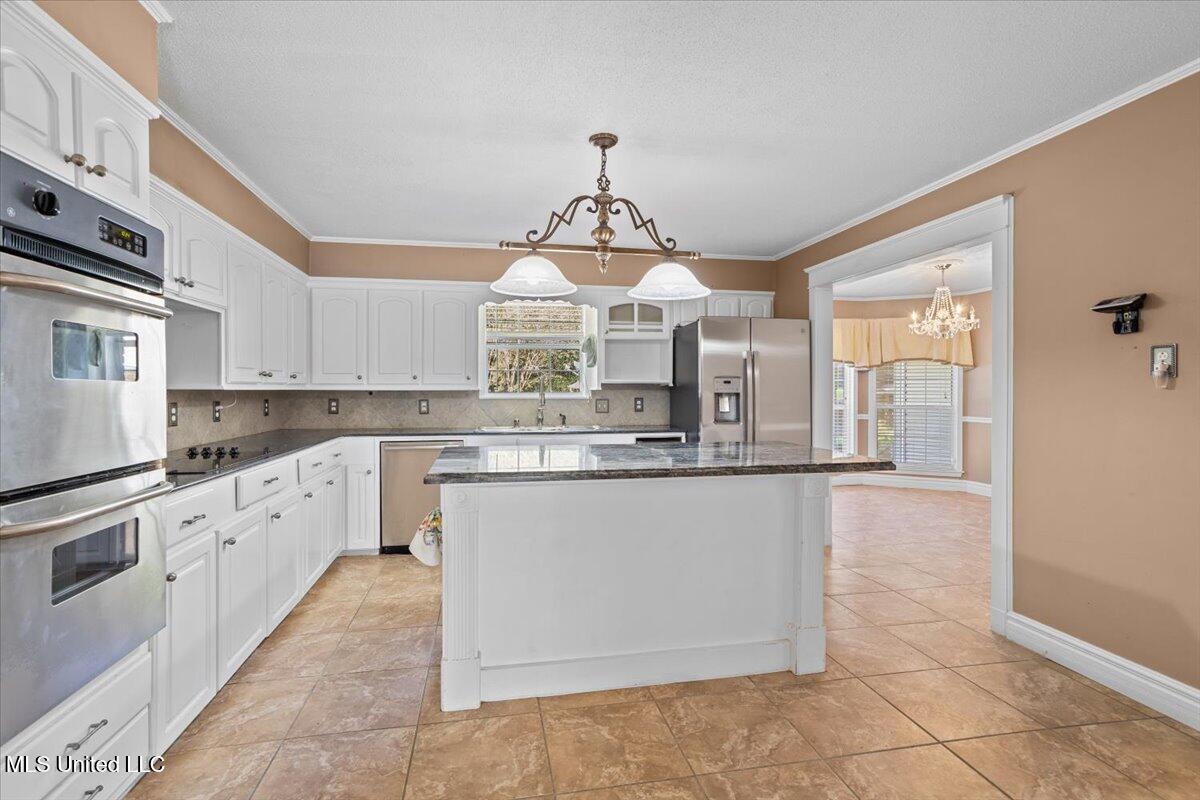 1001 Pinehurst Place Property Photo 6