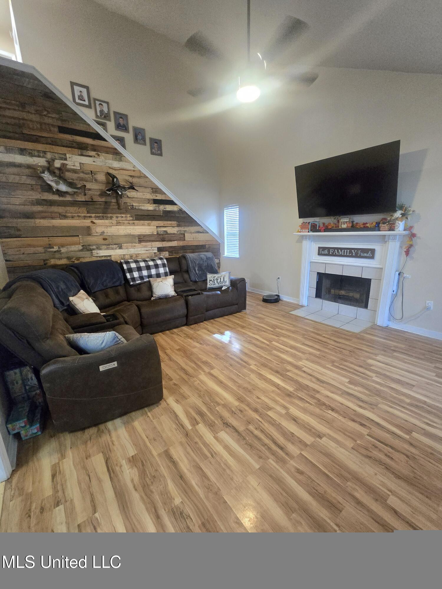 116 Windchase Drive Property Photo 3