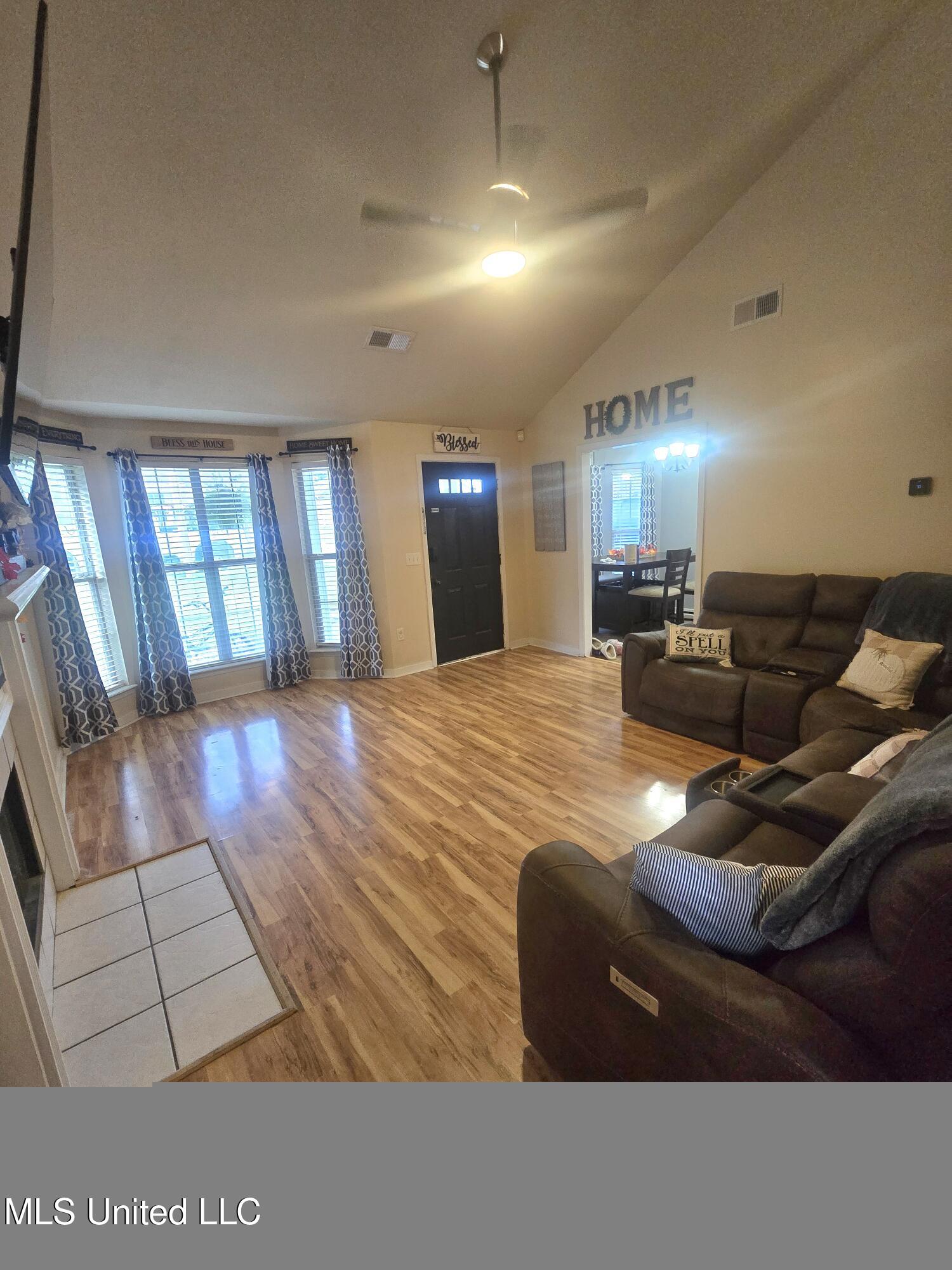 116 Windchase Drive Property Photo 4