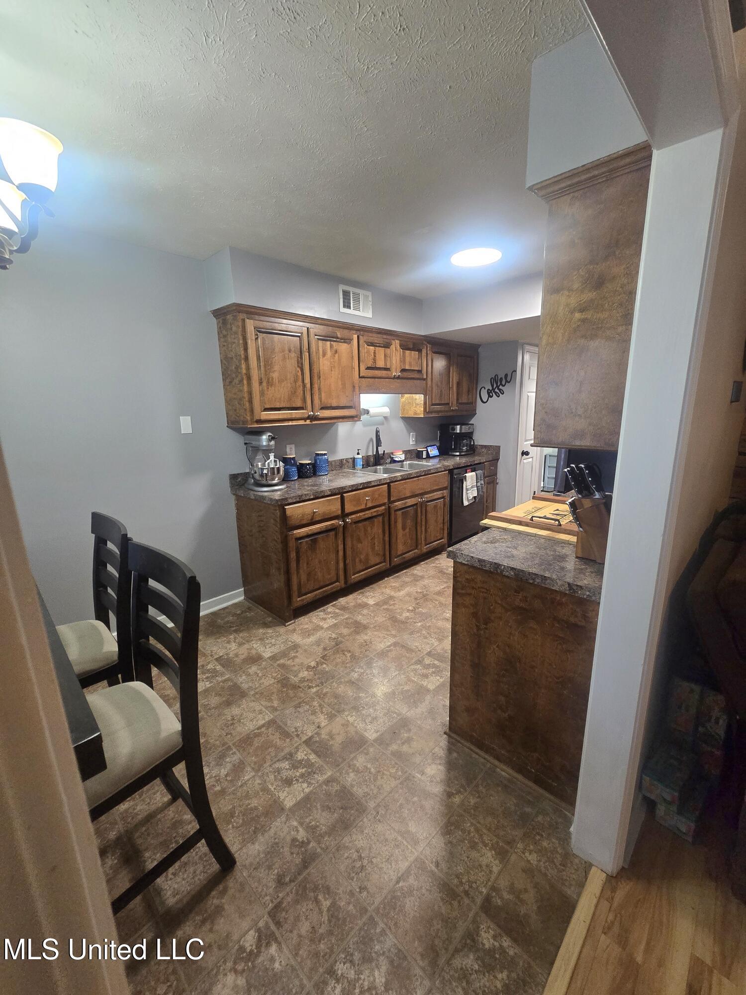 116 Windchase Drive Property Photo 6