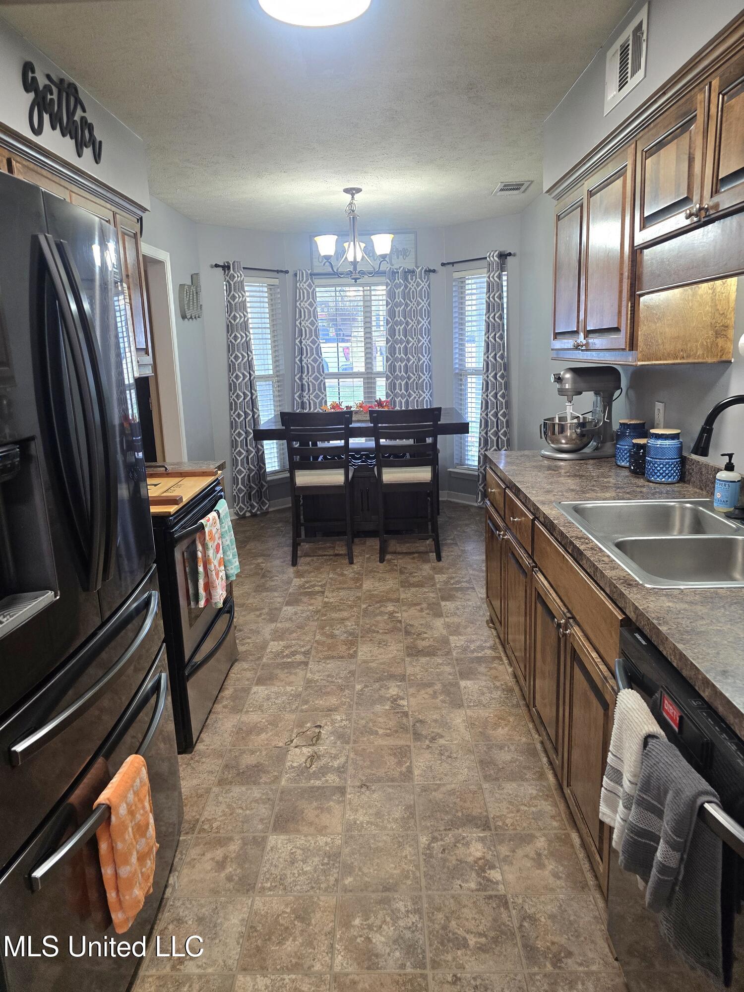 116 Windchase Drive Property Photo 7