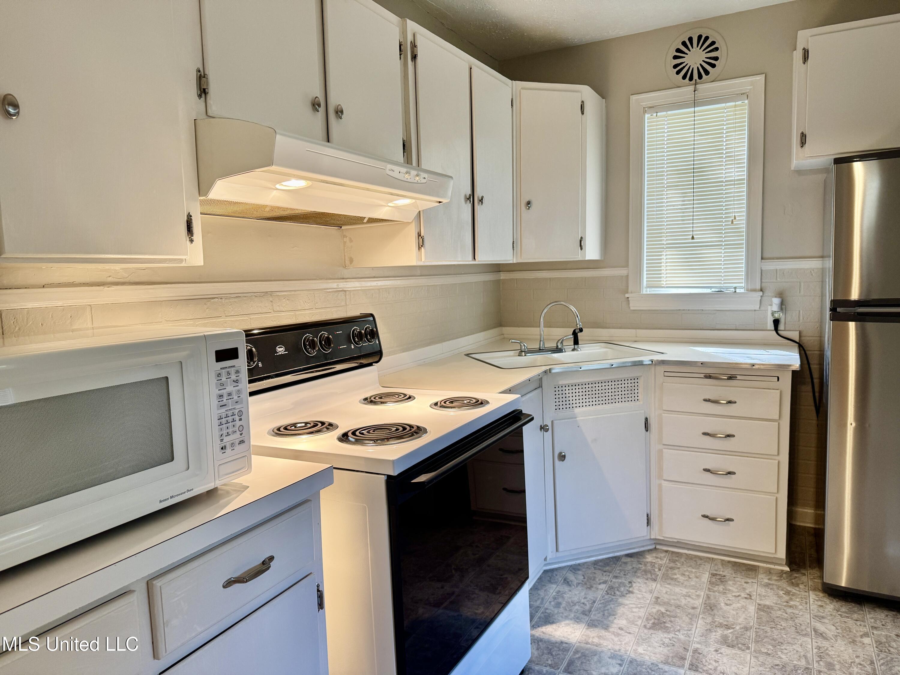 12 Maplewood Lane Property Photo 5