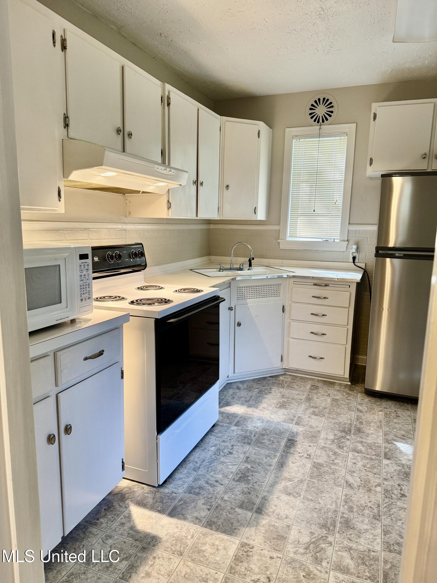 12 Maplewood Lane Property Photo 6