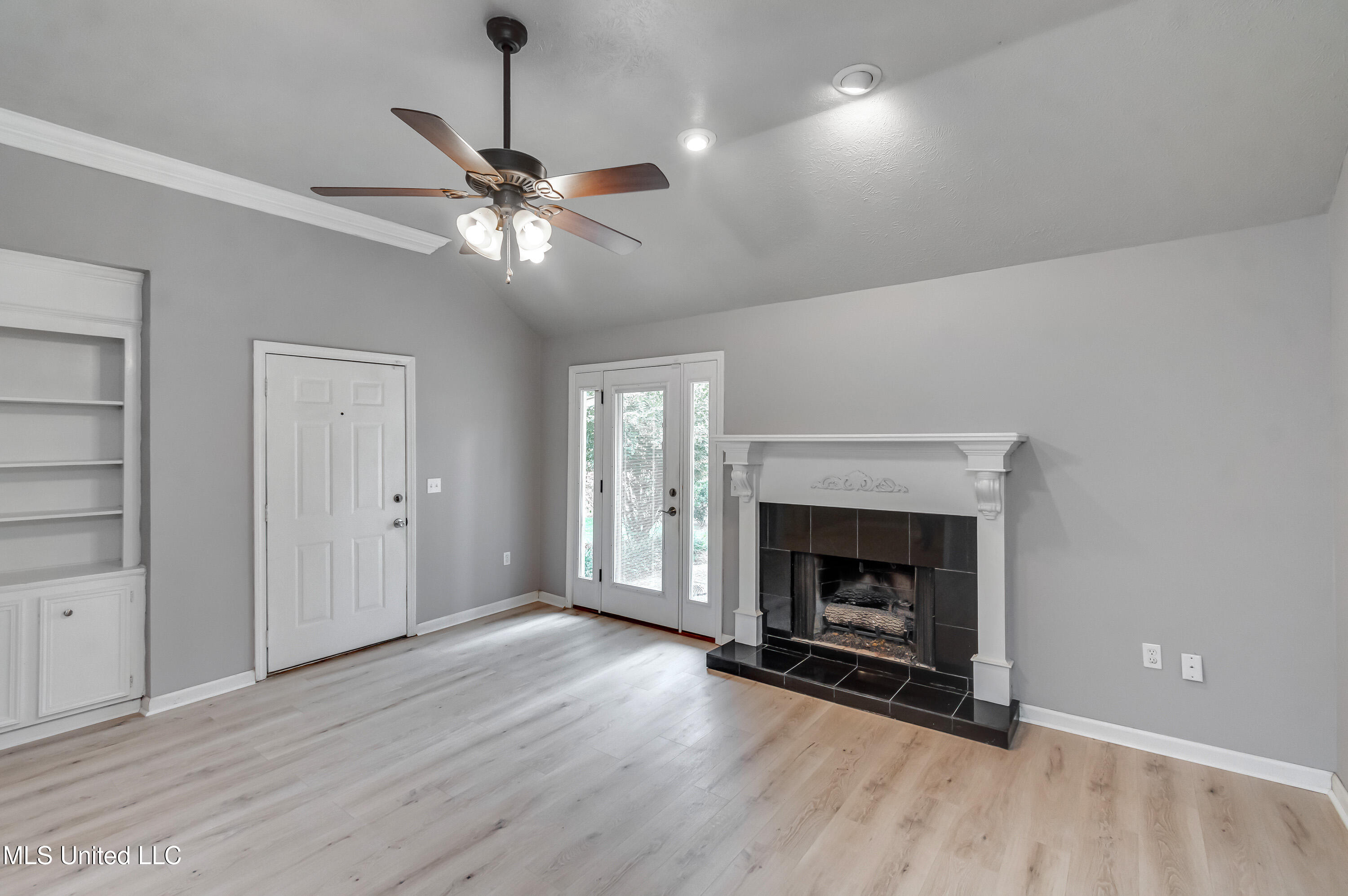 207 Sherlock Way Property Photo 3