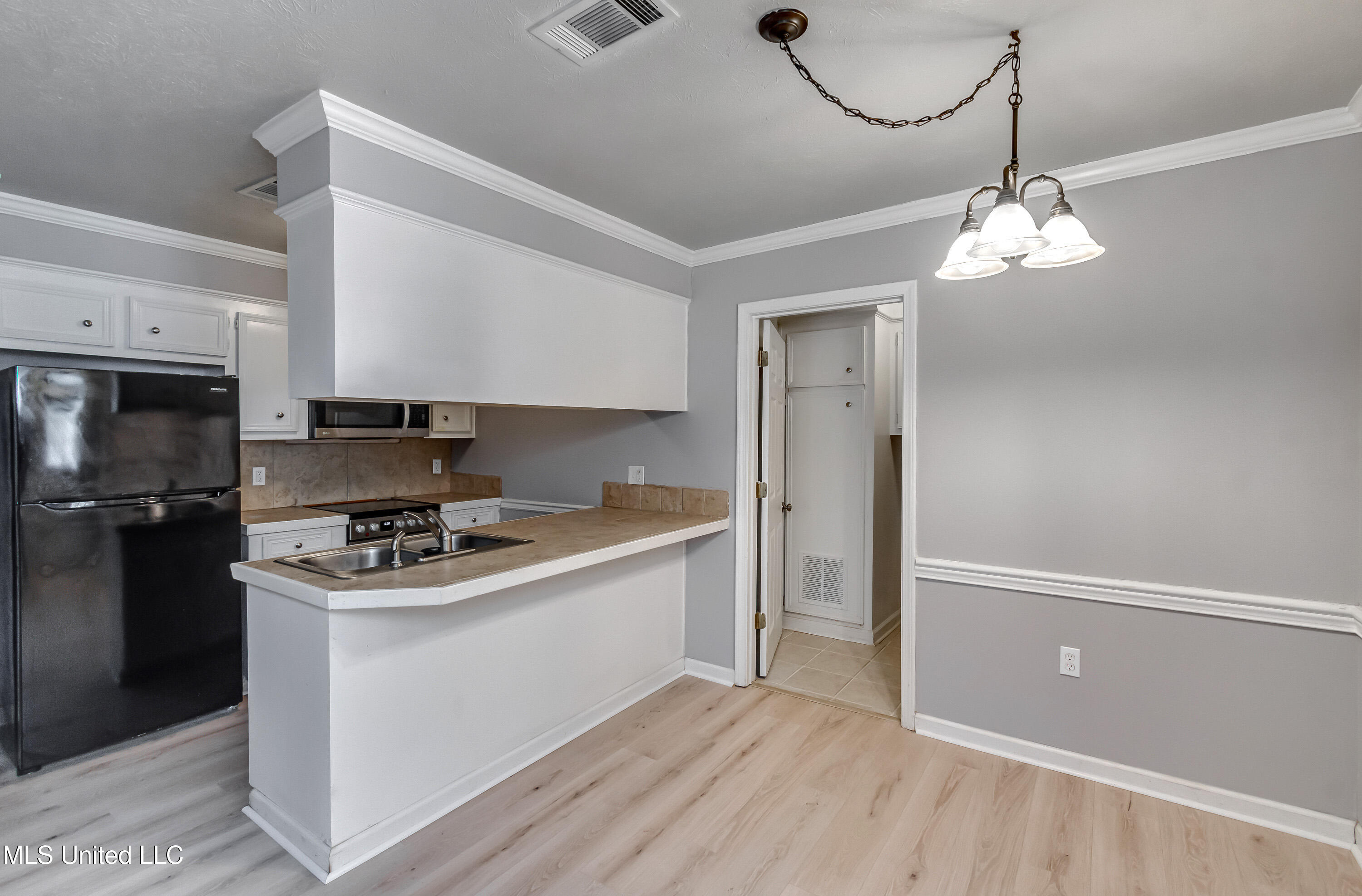 207 Sherlock Way Property Photo 9