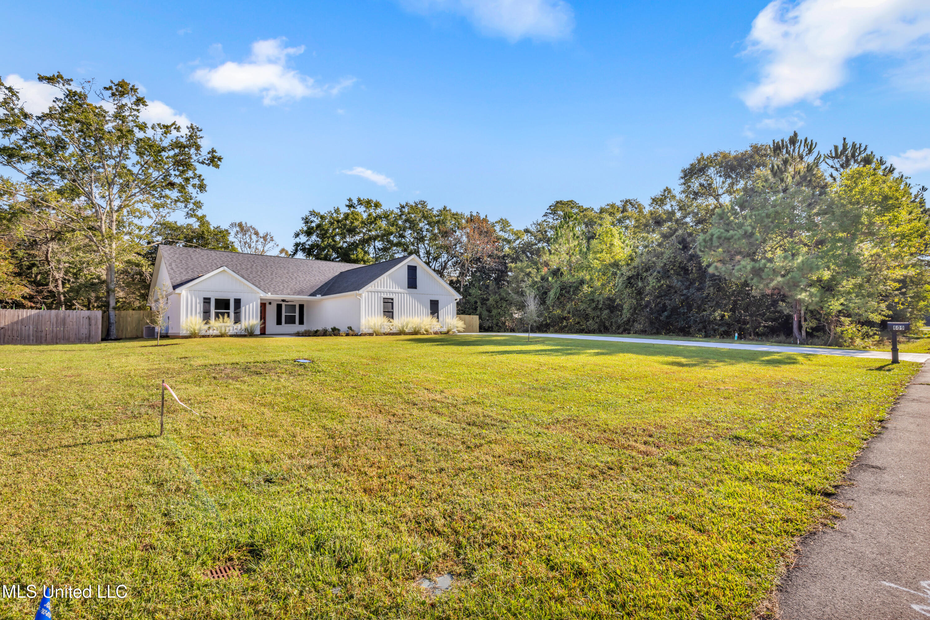 609 Tantallon Drive Property Photo 2