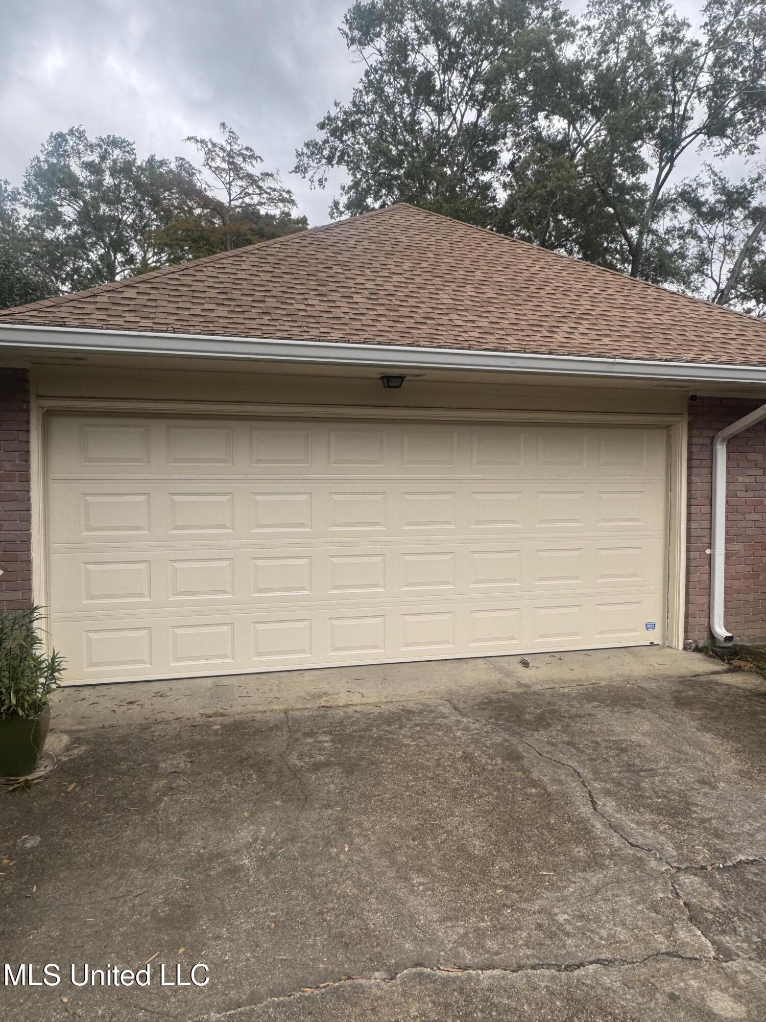 5216 Meadow Oaks Park Drive Property Photo 3