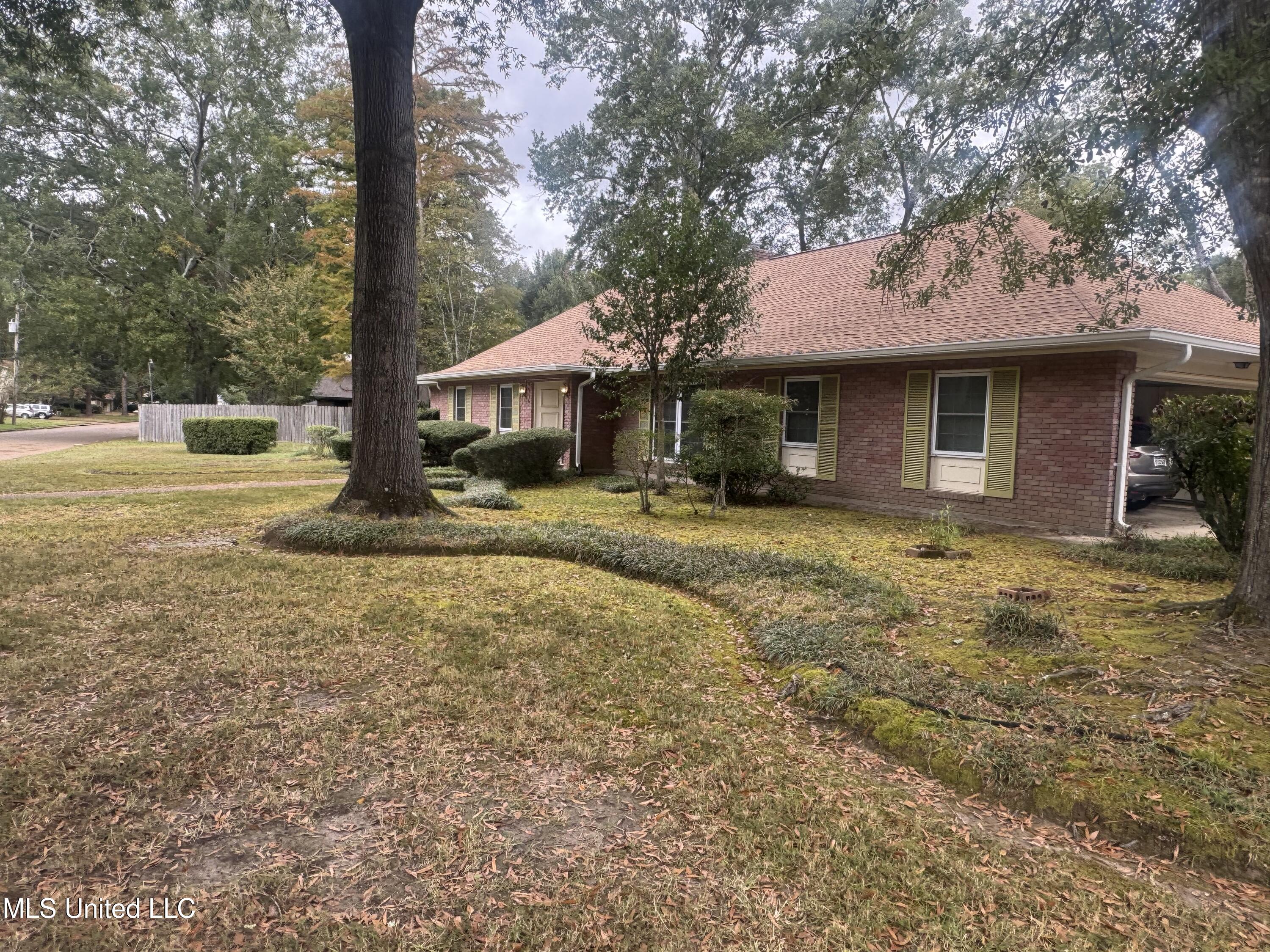 5216 Meadow Oaks Park Drive Property Photo 4