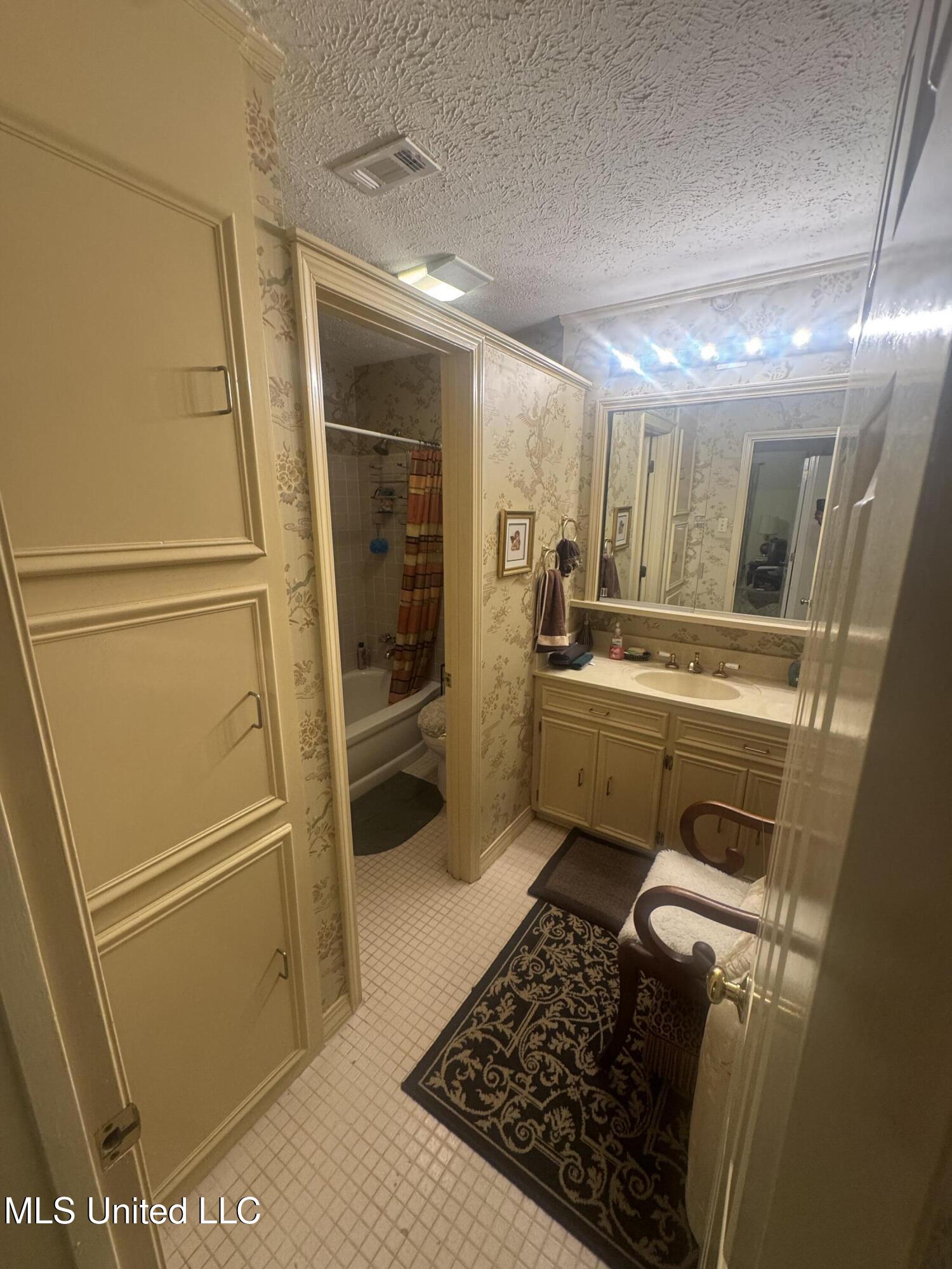 5216 Meadow Oaks Park Drive Property Photo 16