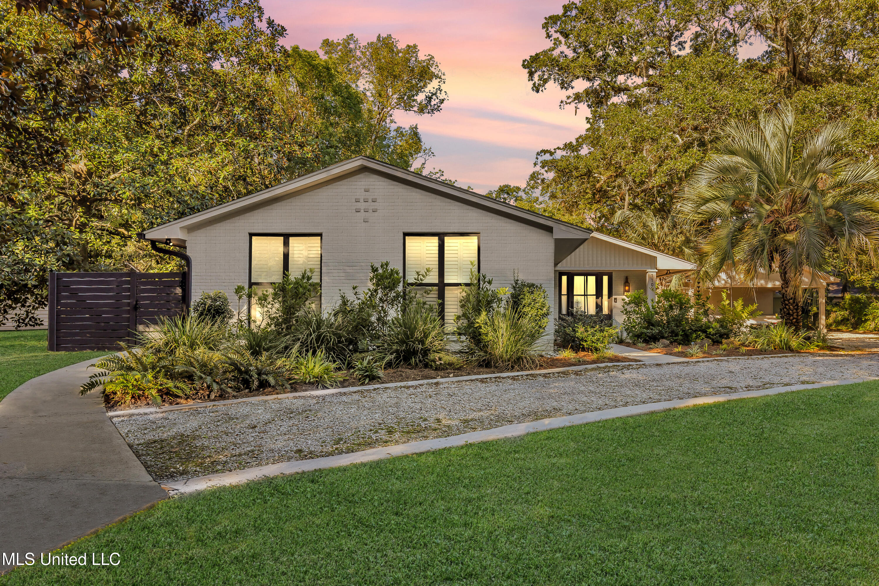 1105 E Cherokee Glen Property Photo 1