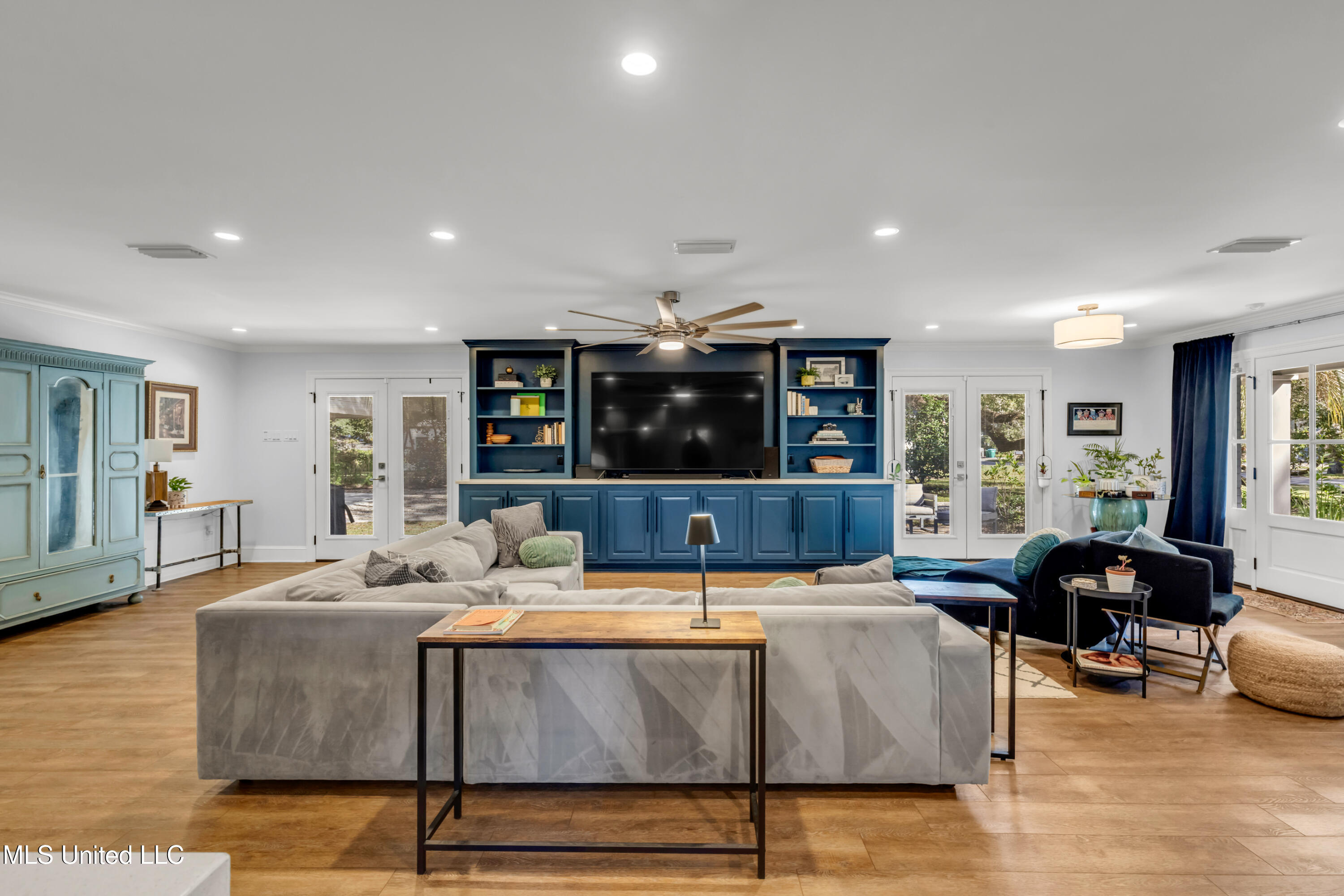 1105 E Cherokee Glen Property Photo 3