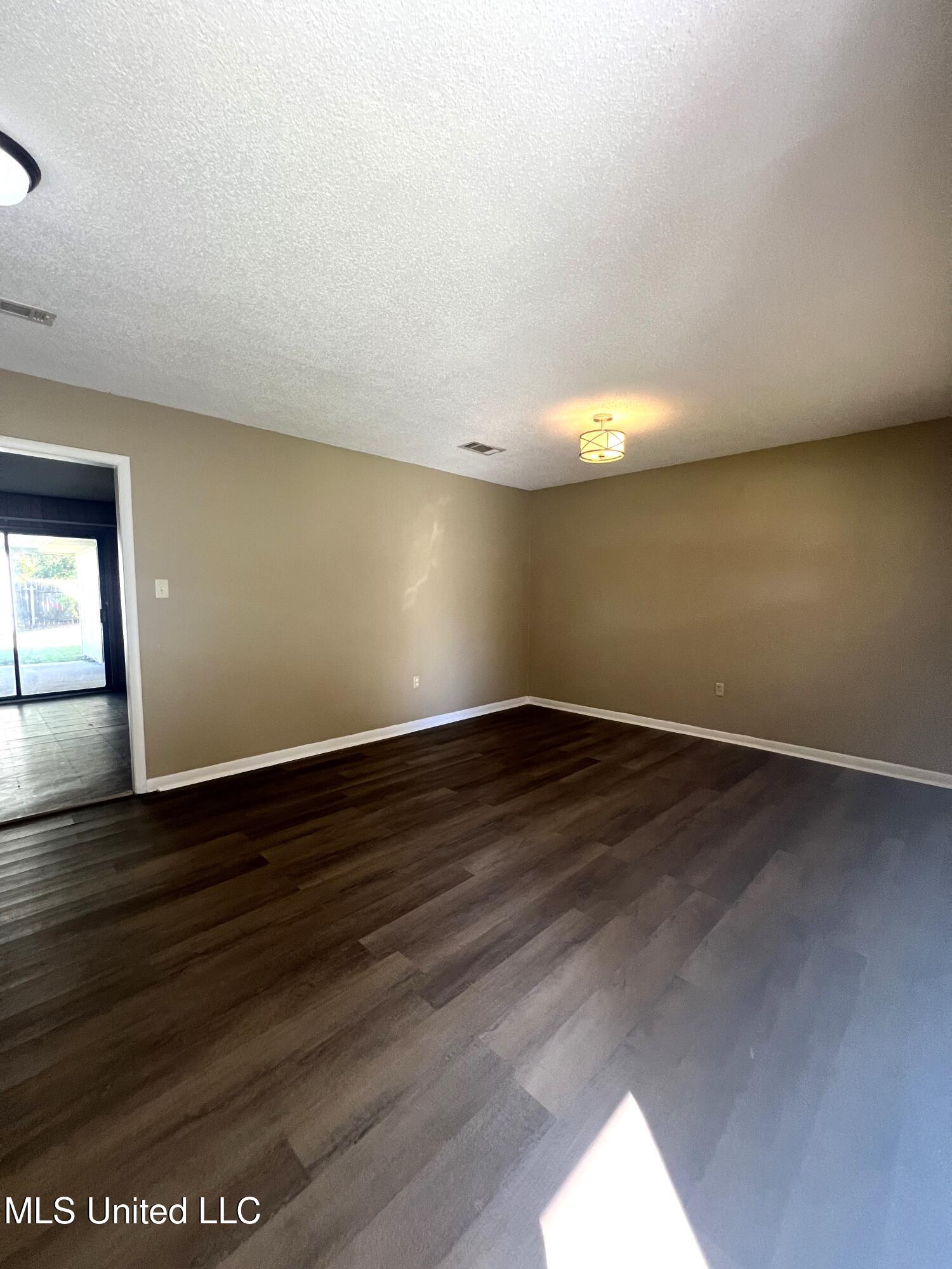 101 S Kern Drive Property Photo 2