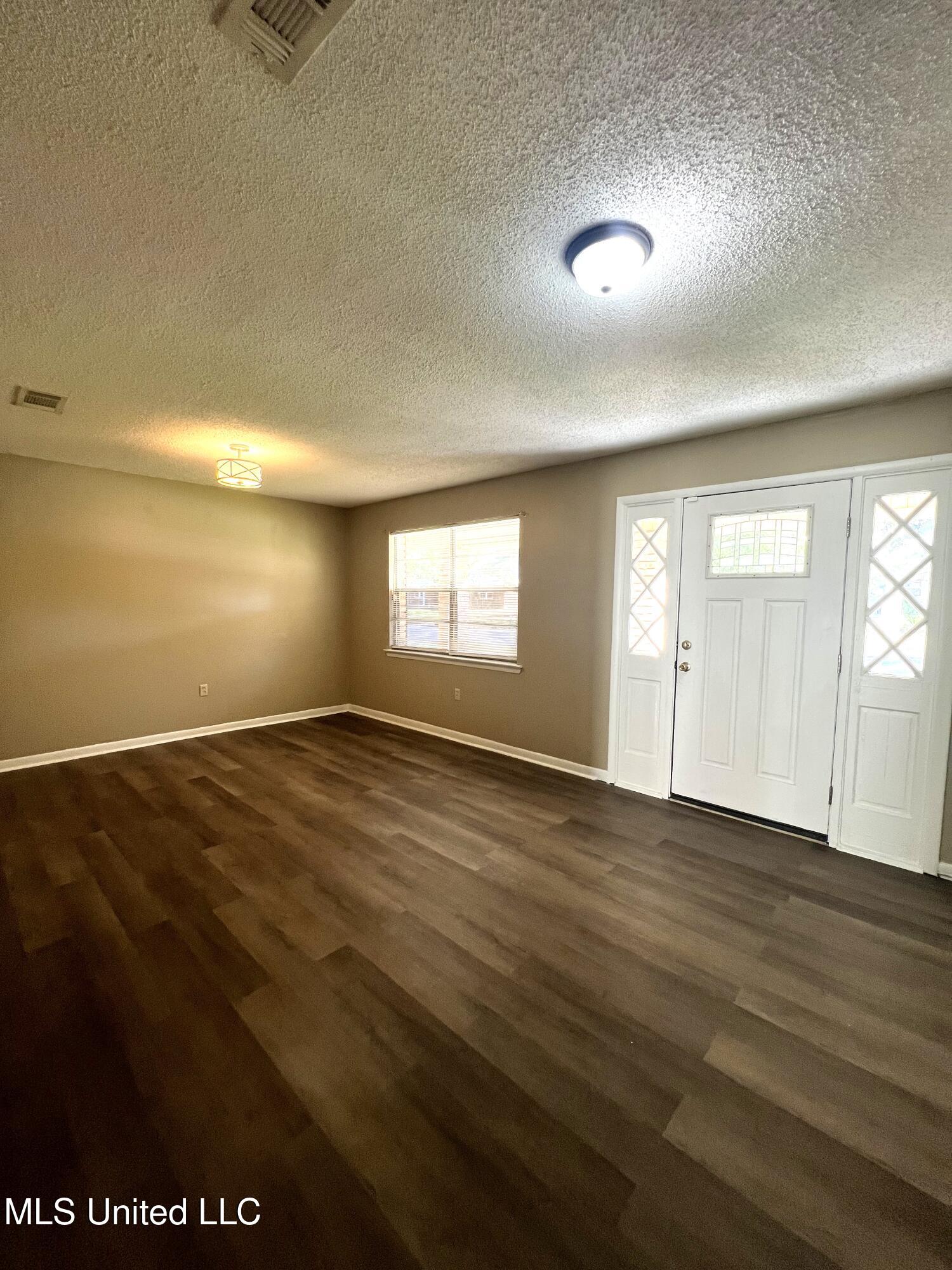 101 S Kern Drive Property Photo 3