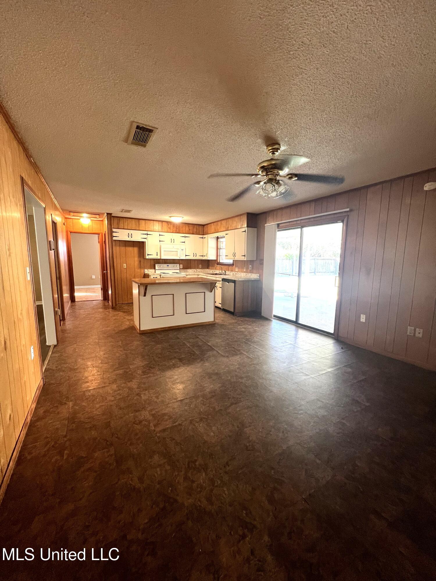 101 S Kern Drive Property Photo 4