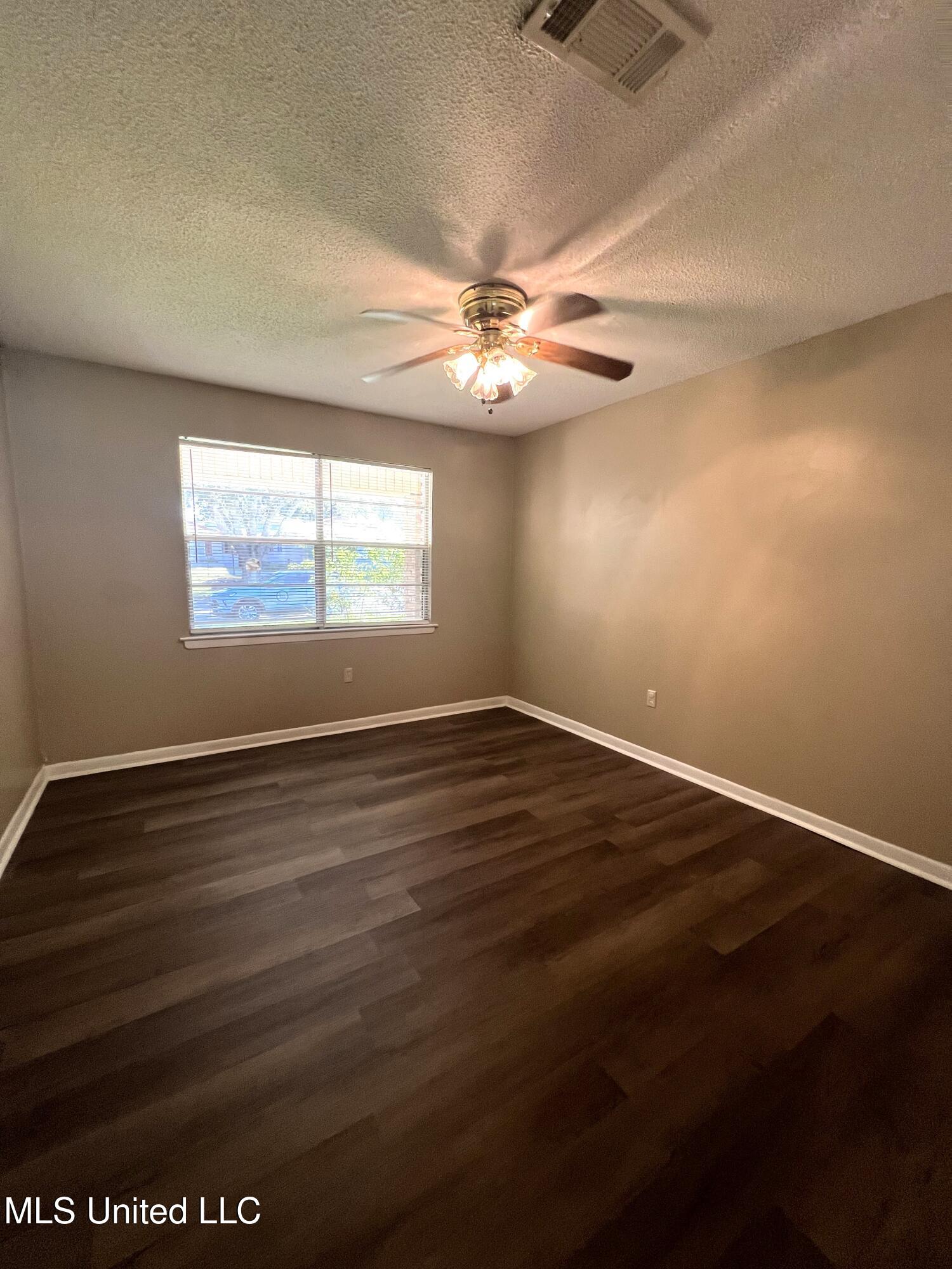 101 S Kern Drive Property Photo 13