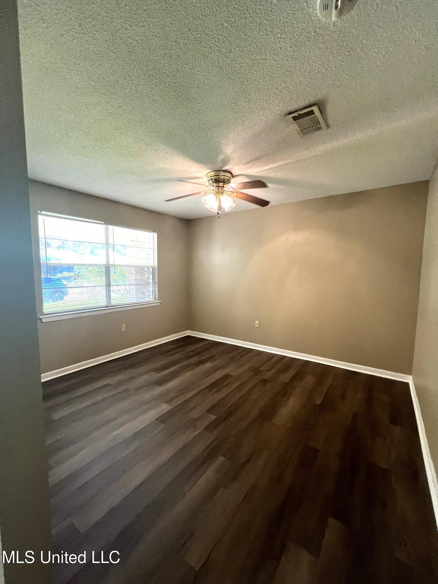 101 S Kern Drive Property Photo 14