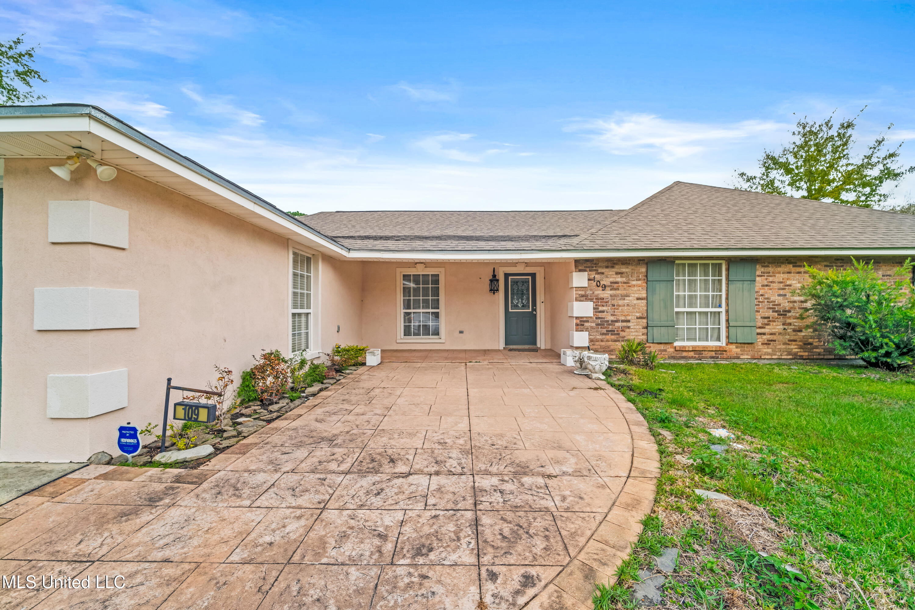 109 Fernwood Drive Property Photo 2