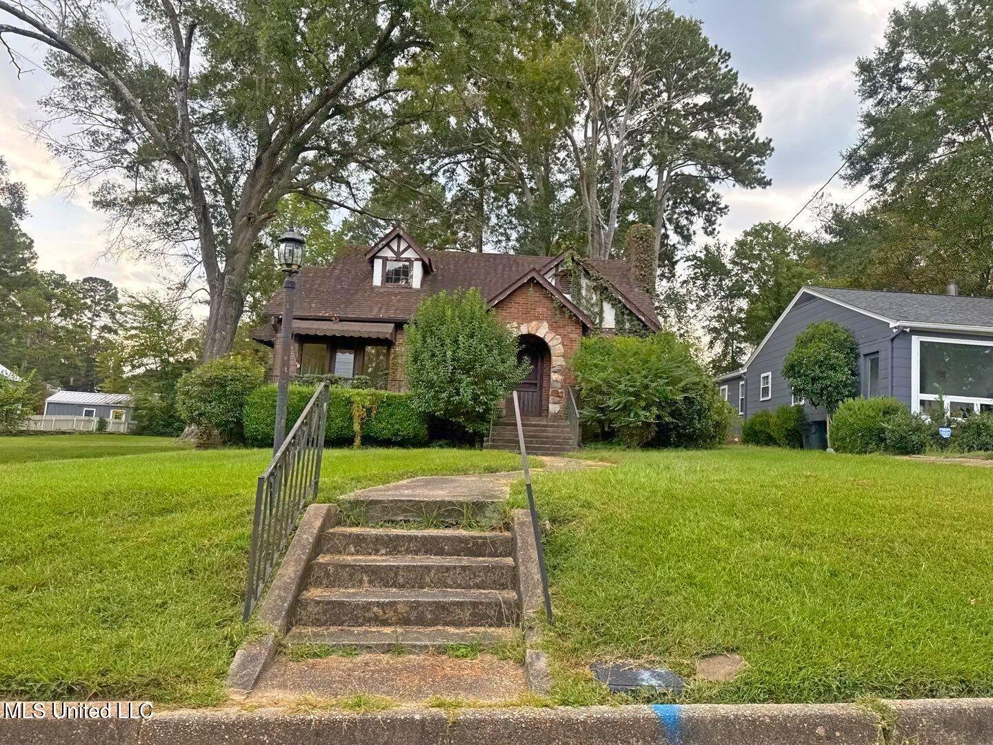 627 Mohawk Avenue Property Photo 2