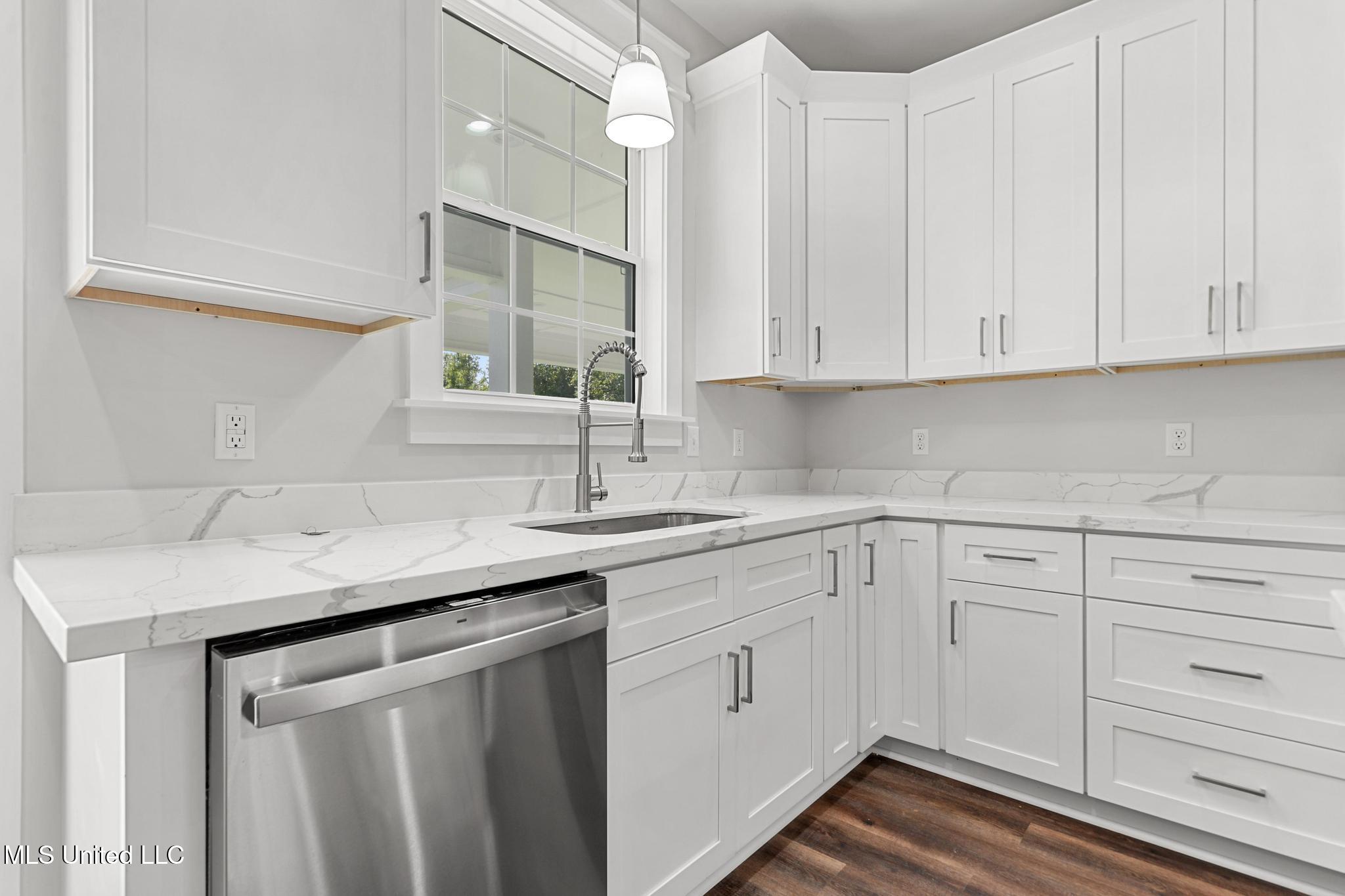 212 Hugo Street Property Photo 10