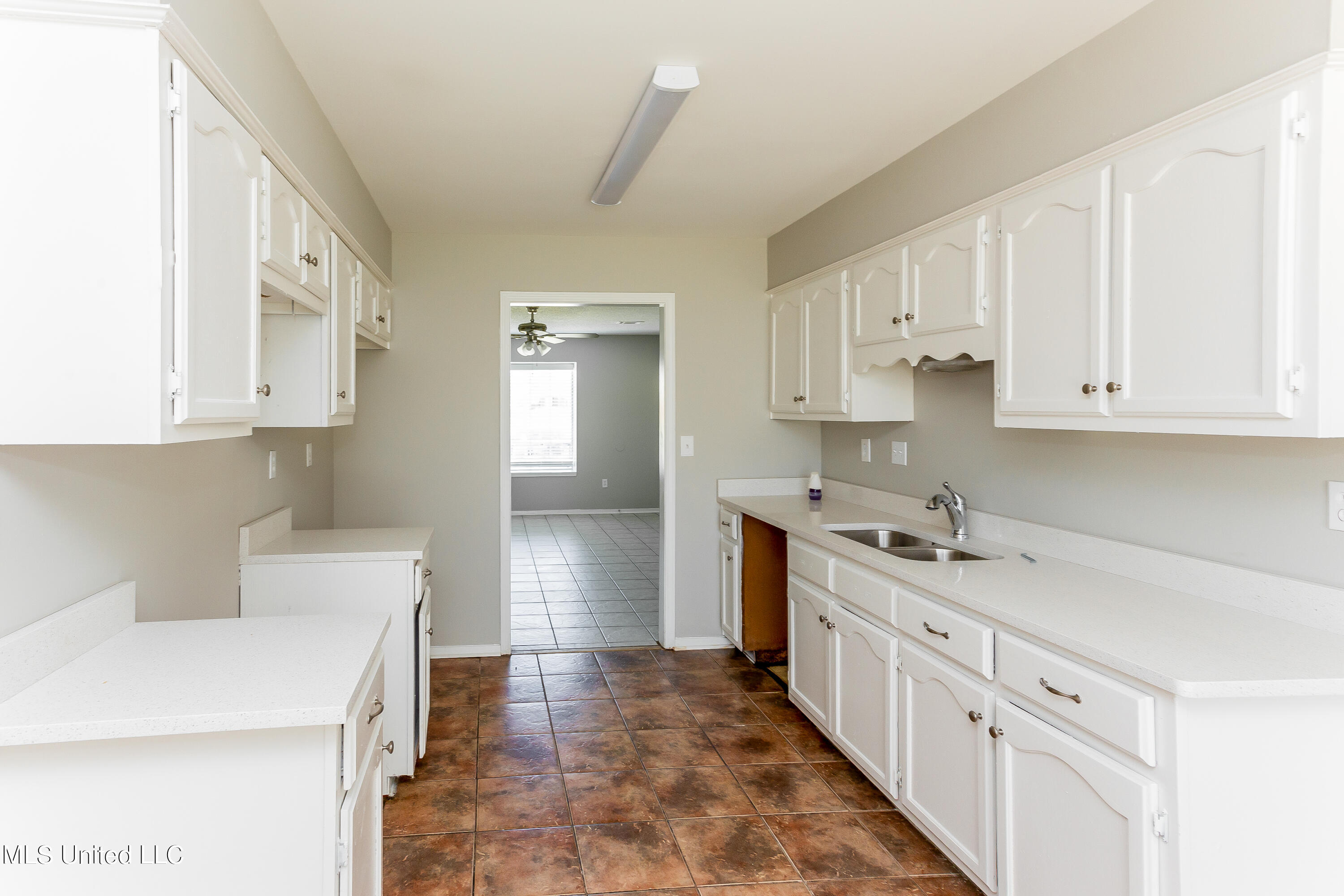 7437 Cliffwood Drive Property Photo 6