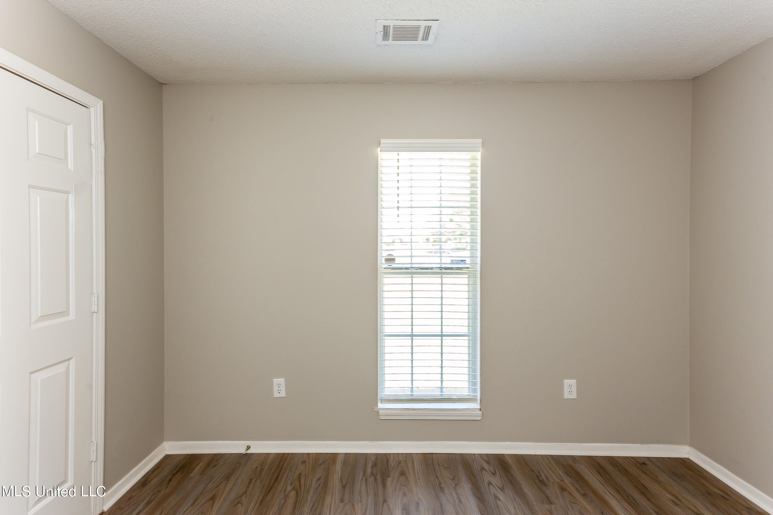 7437 Cliffwood Drive Property Photo 7